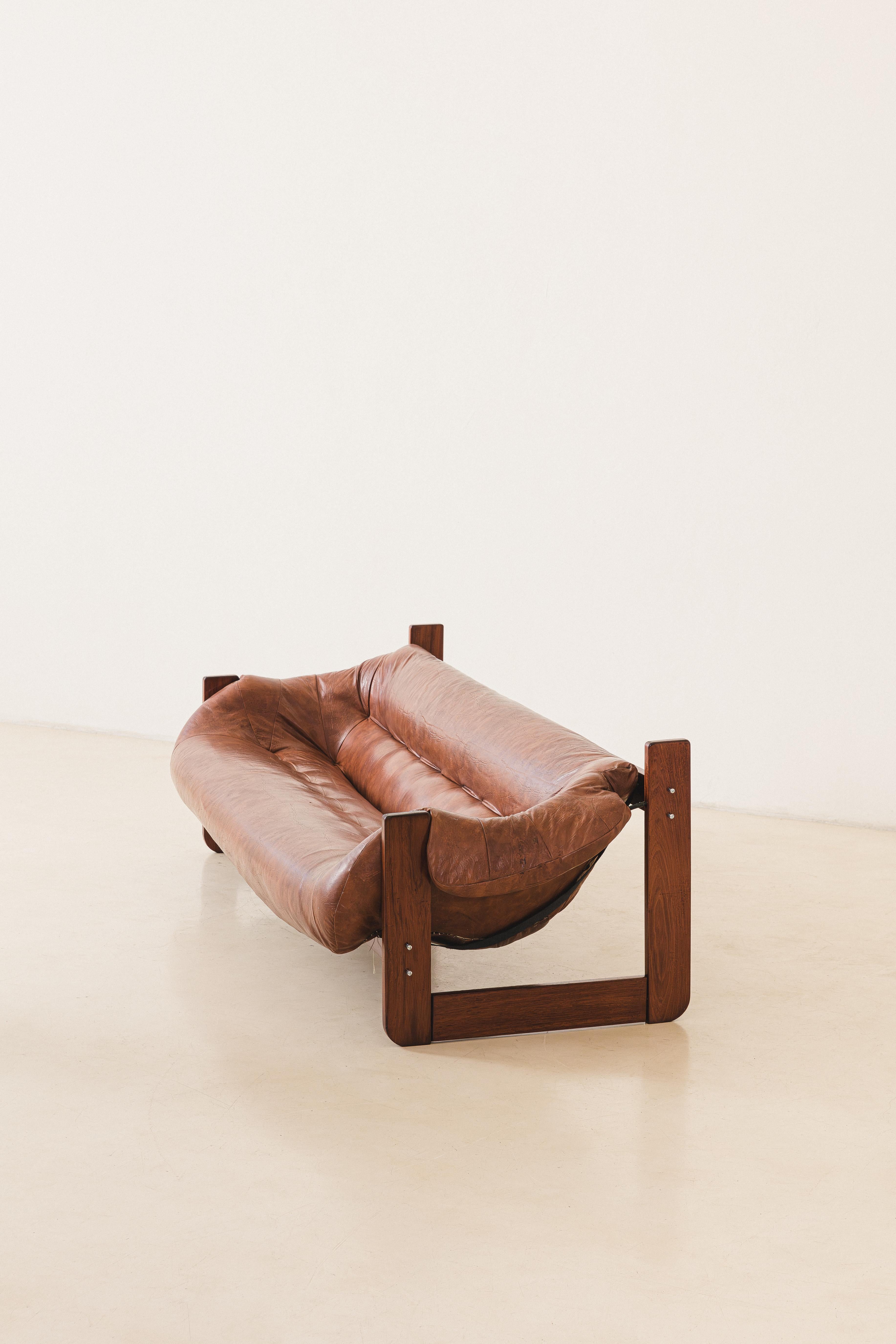 Mp-97 Sofa, brasilianisches Design aus der Mitte des Jahrhunderts von Percival Lafer, Zedernholz, 1970er Jahre (Moderne der Mitte des Jahrhunderts) im Angebot