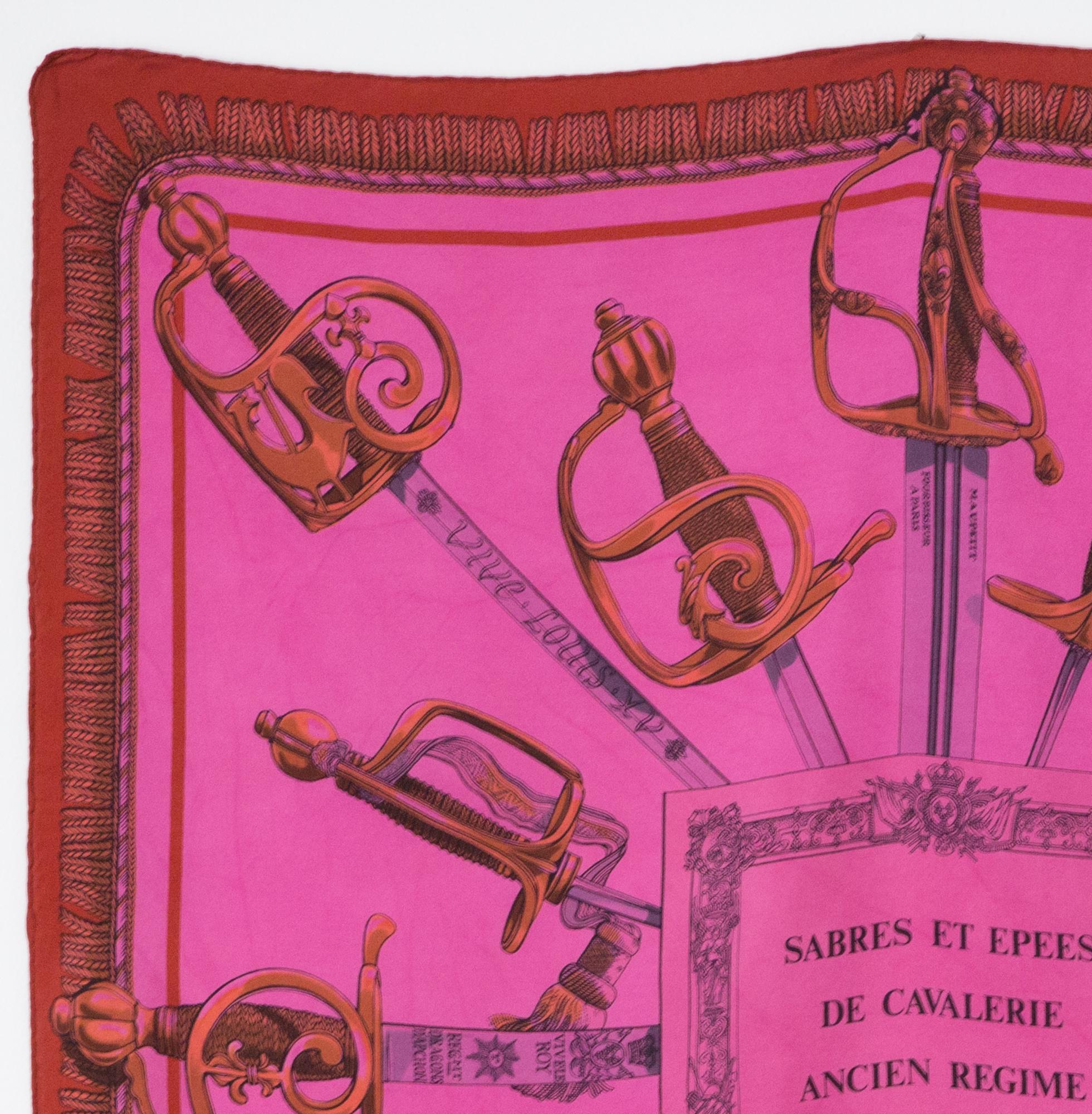 M.Petard Seidenschal Sabres et Epees de Cavalerie Ancien Regime mit rosa Überfärbung, signiert L.R. Paris und unterzeichnet M. Petard.
In gutem Vintage-Zustand. Hergestellt in Frankreich. 
33.5in. (85cm)  X 33.5in. (85cm)
Wir garantieren Ihnen, dass
