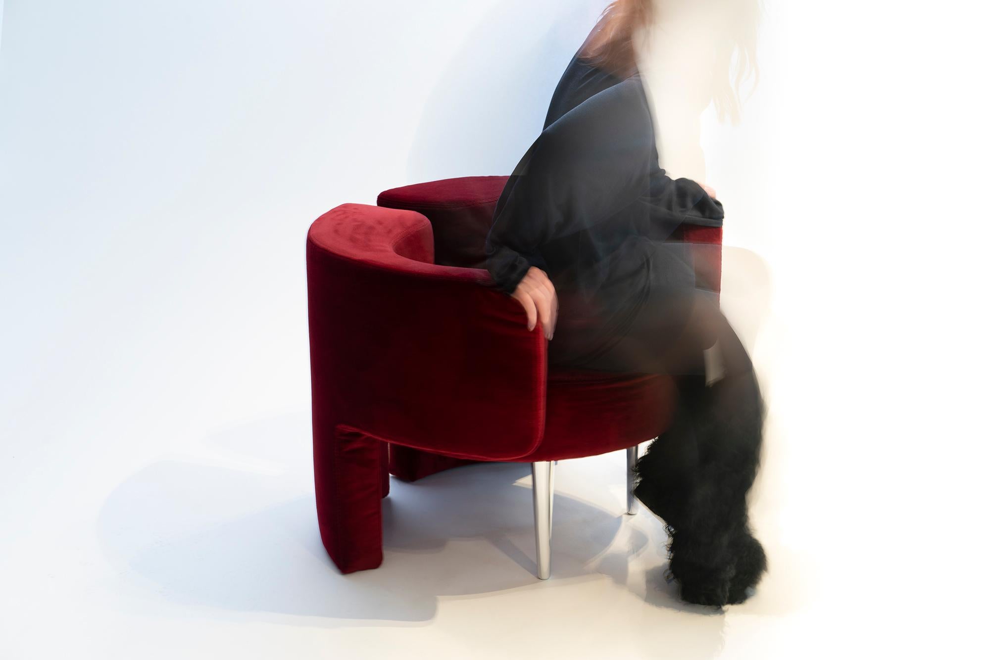 Poli Fauteuil MR, fauteuil contemporain du 21e siècle en velours rouge et aluminium massif