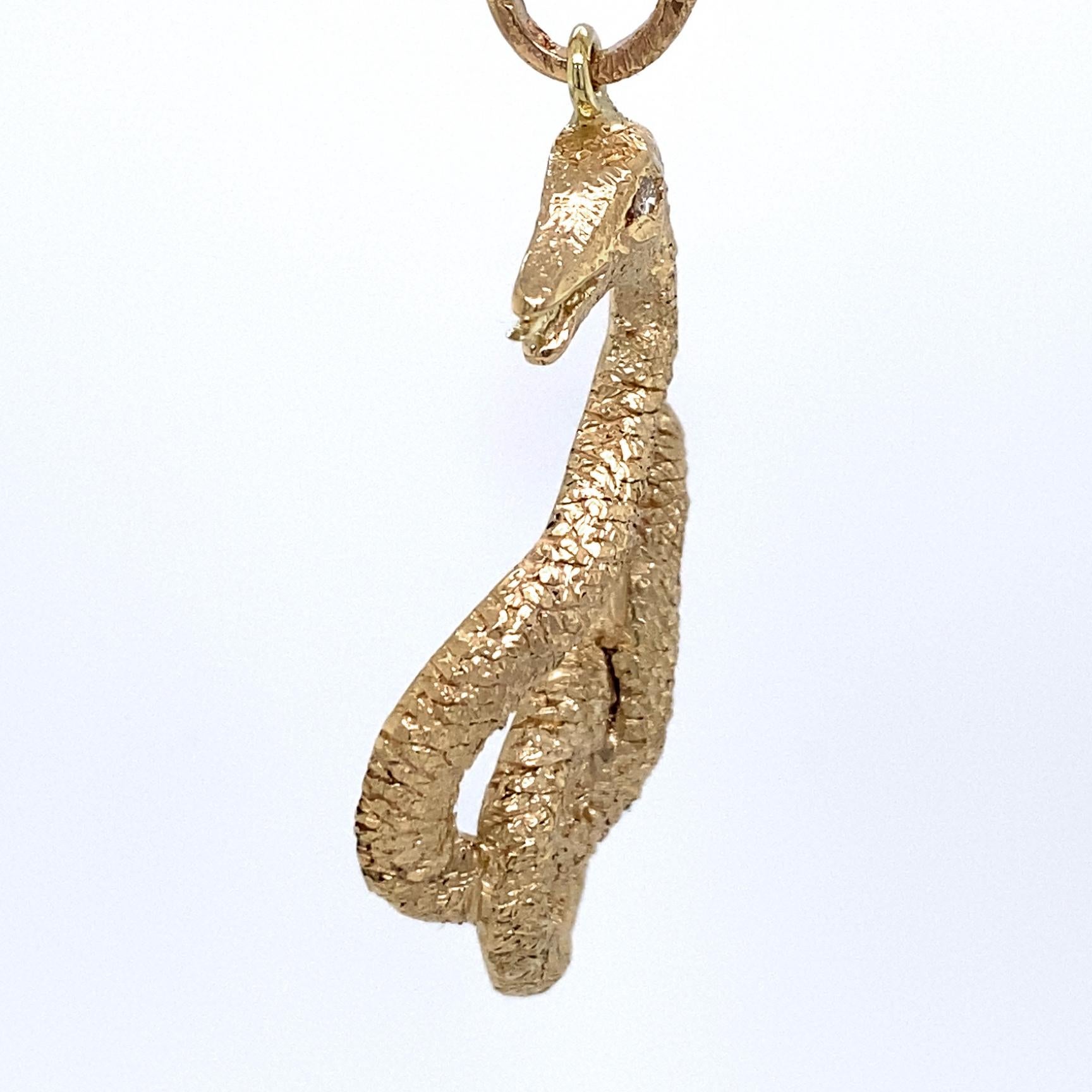 „Mr. Big Snake“ Figuraler Anhänger oder Knopf in strukturiertem Gelbgold mit Diamantauge im Angebot 4