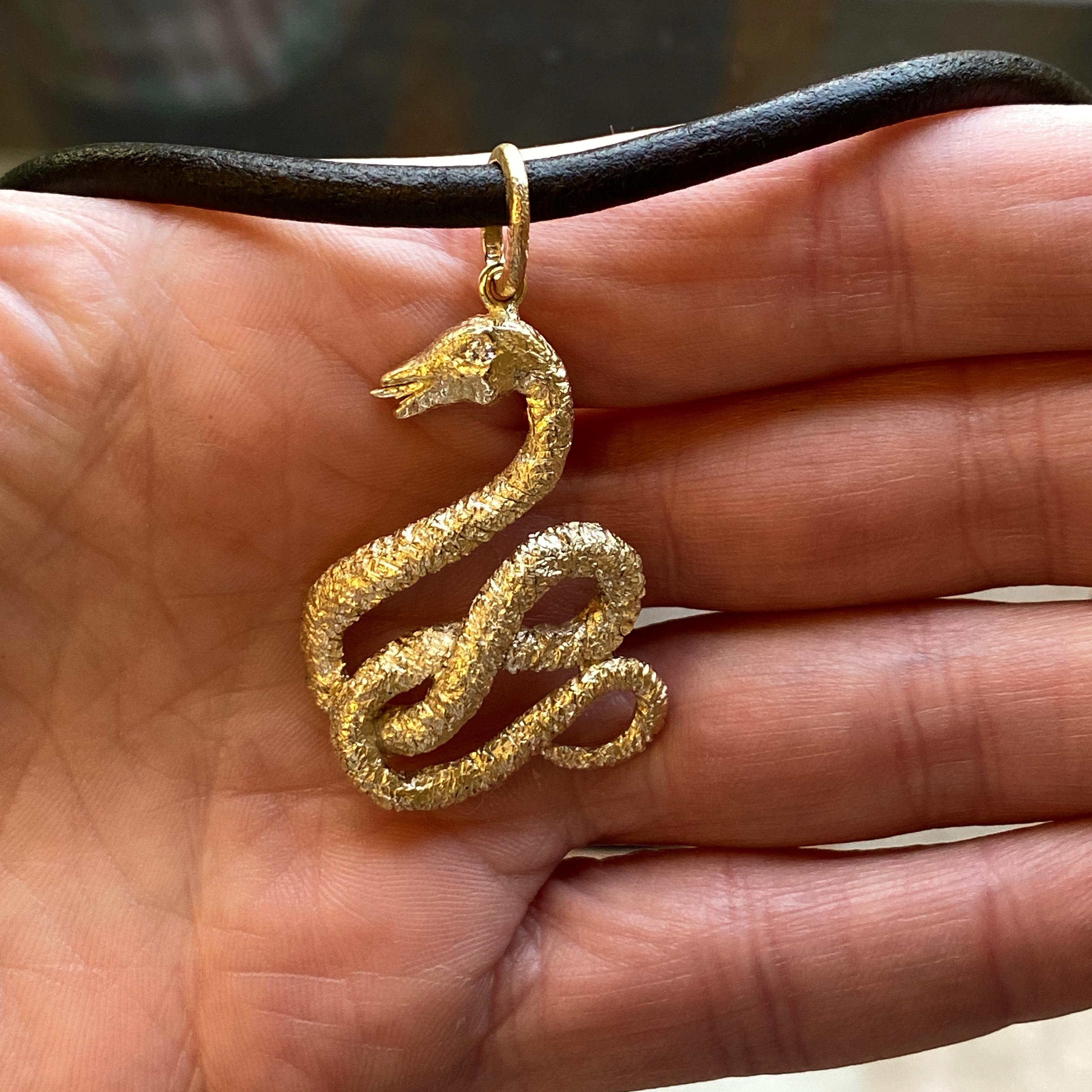 „Mr. Big Snake“ Figuraler Anhänger oder Knopf in strukturiertem Gelbgold mit Diamantauge für Damen oder Herren im Angebot