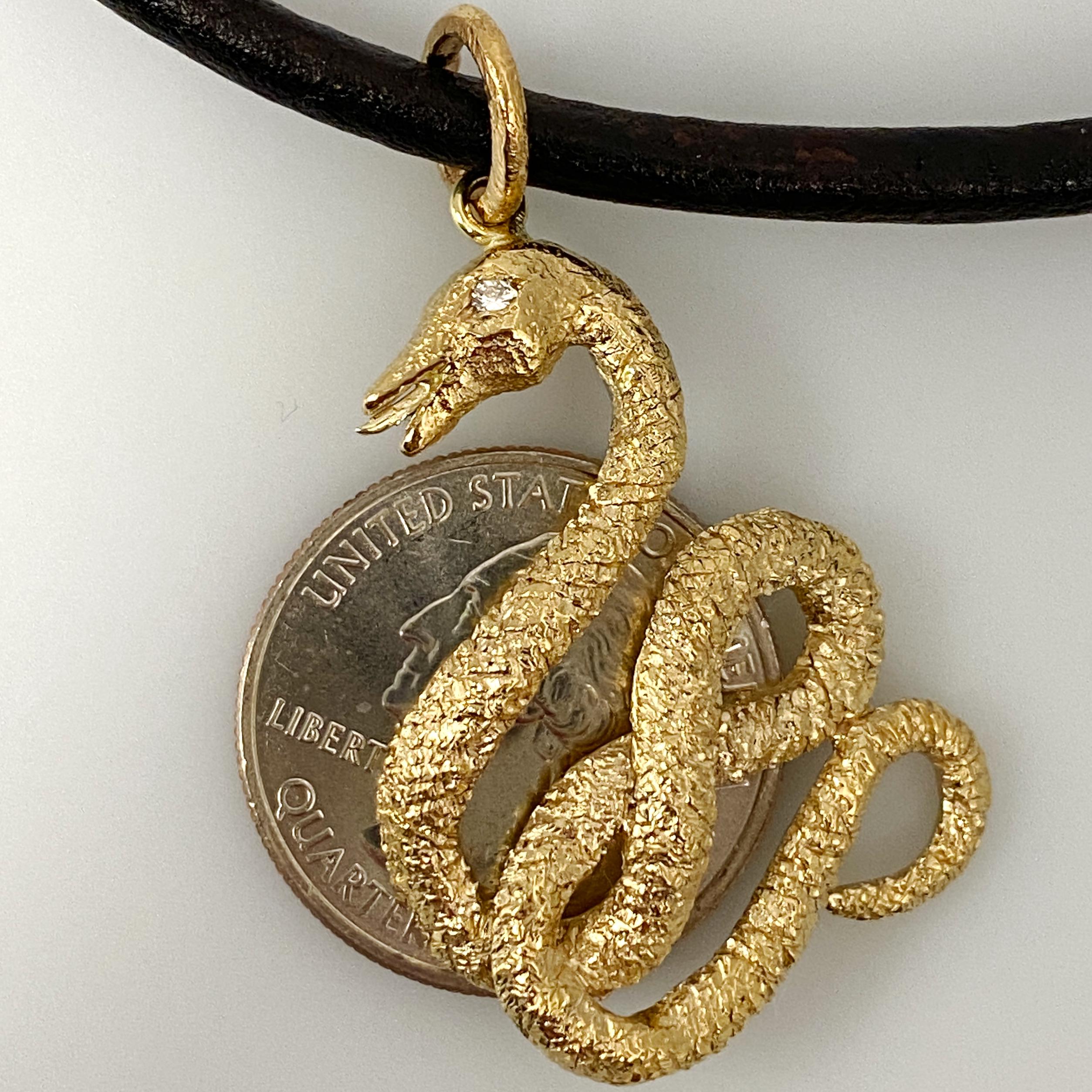 „Mr. Big Snake“ Figuraler Anhänger oder Knopf in strukturiertem Gelbgold mit Diamantauge im Angebot 1