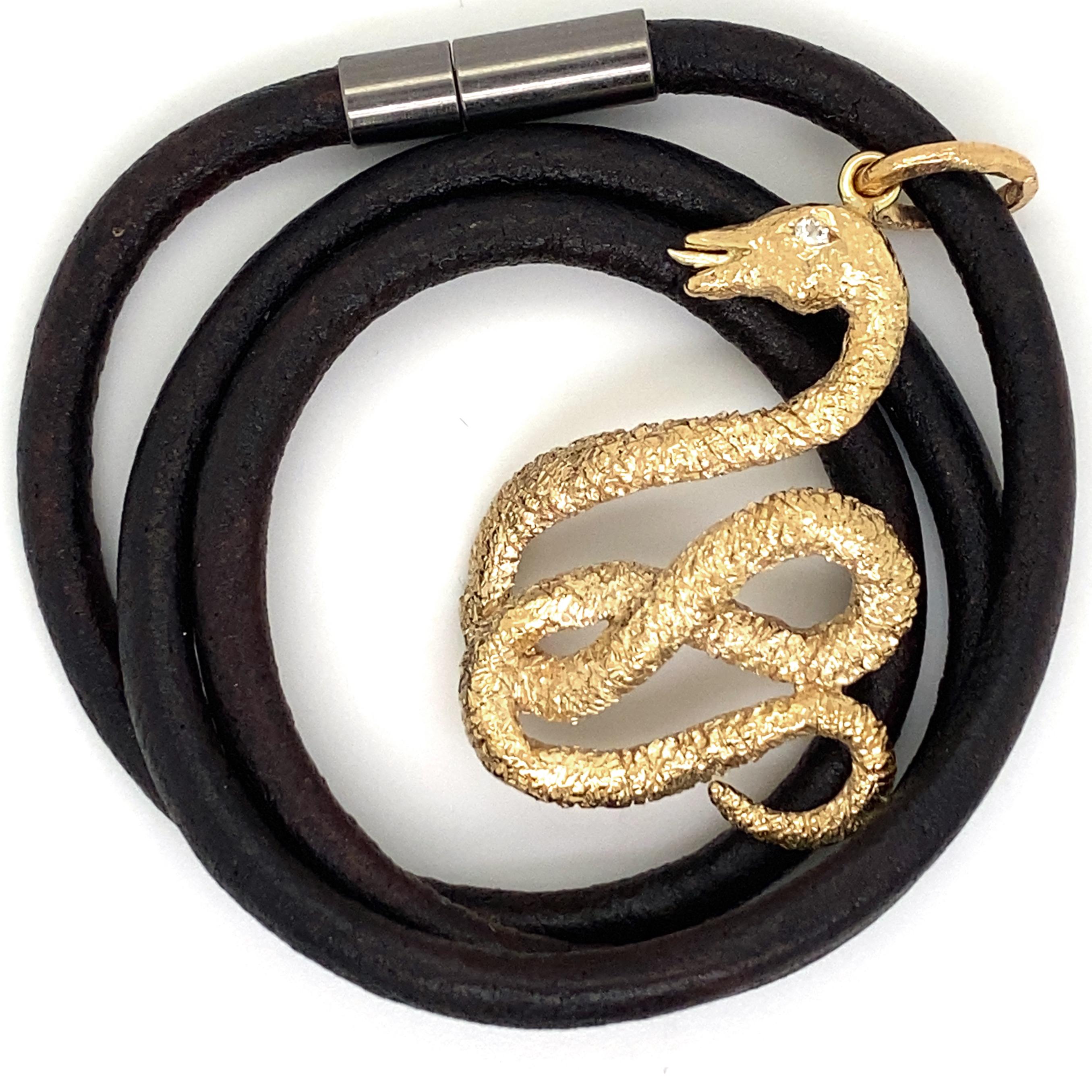 „Mr. Big Snake“ Figuraler Anhänger oder Knopf in strukturiertem Gelbgold mit Diamantauge im Angebot 2
