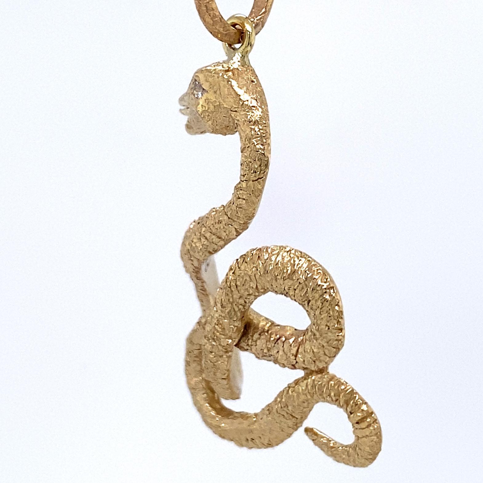 „Mr. Big Snake“ Figuraler Anhänger oder Knopf in strukturiertem Gelbgold mit Diamantauge im Angebot 3