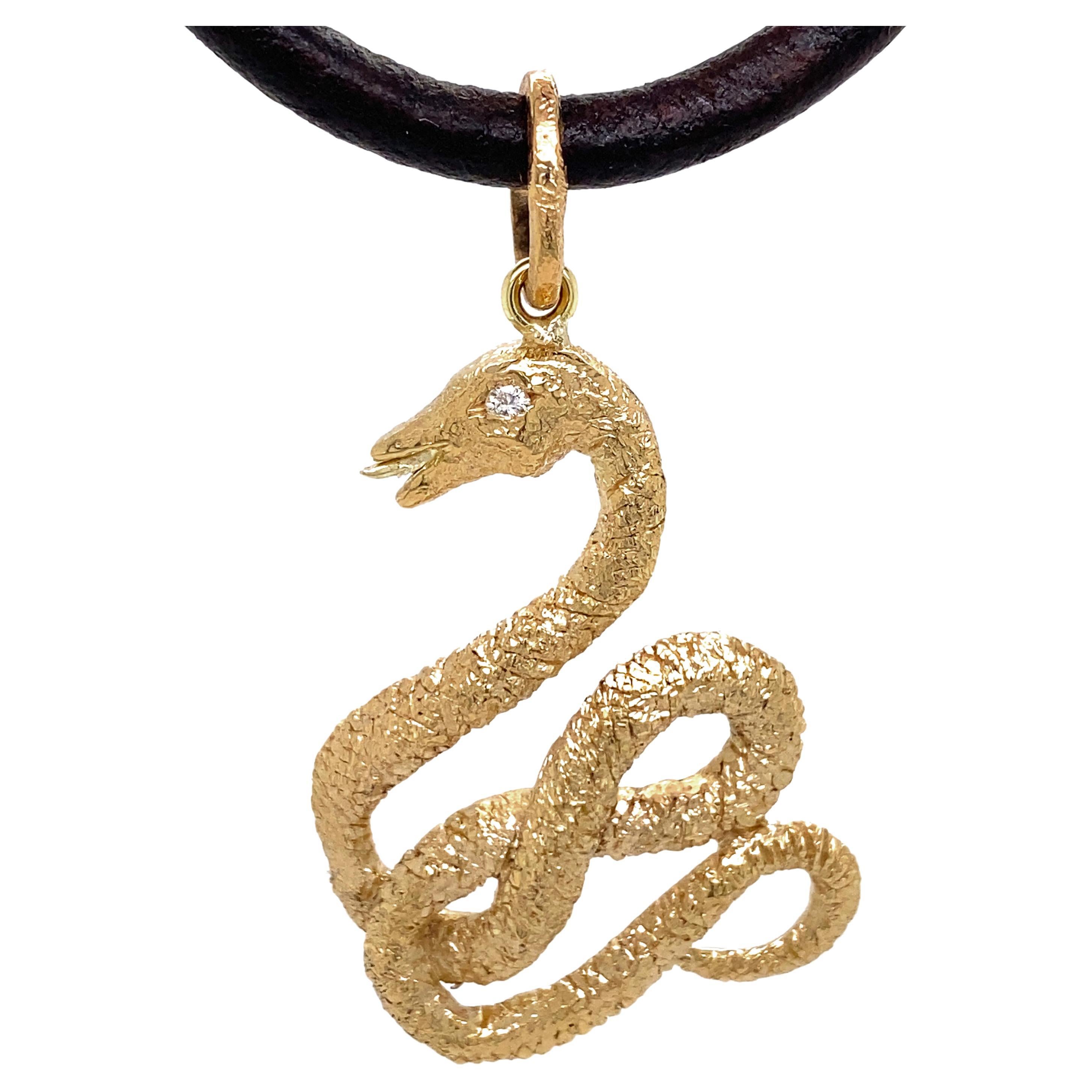 „Mr. Big Snake“ Figuraler Anhänger oder Knopf in strukturiertem Gelbgold mit Diamantauge im Angebot