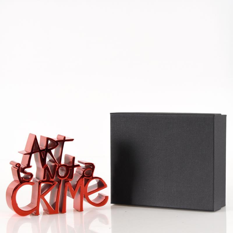 „Art Is Not a Crime (Chrome Red)“ Limitierte Auflage von Harzskulptur – Sculpture von Mr. Brainwash
