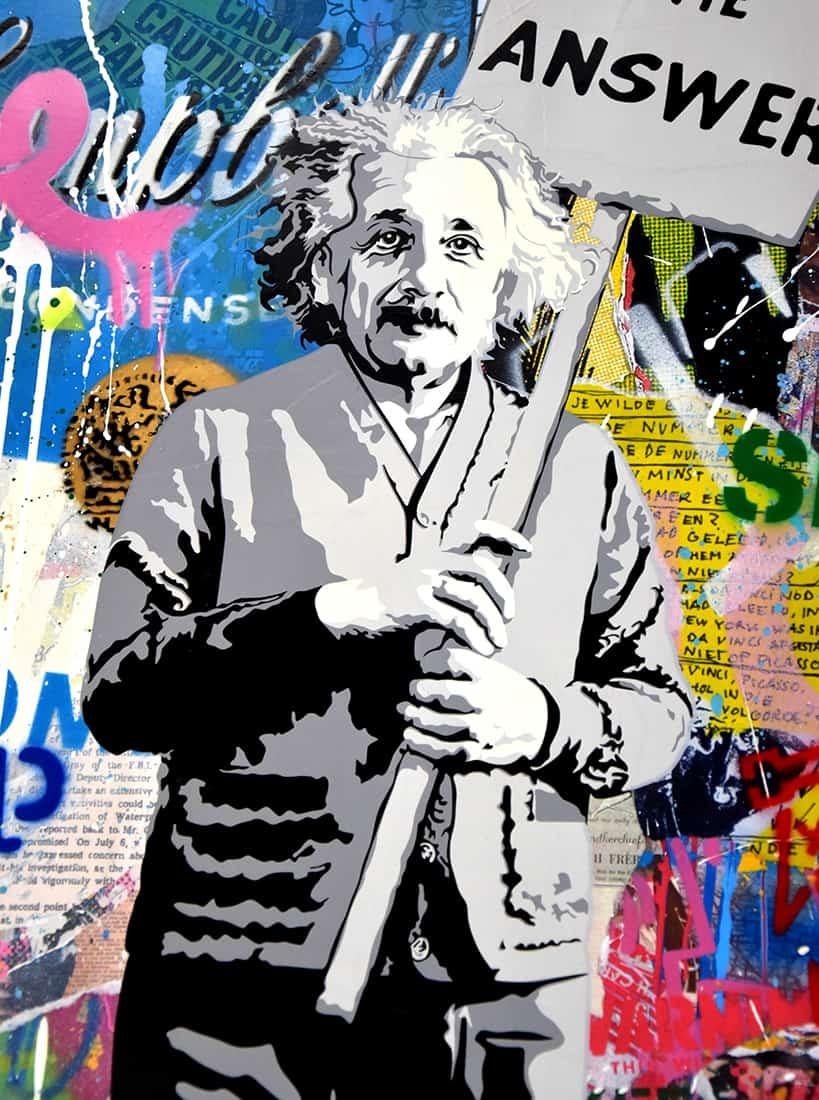 Mr. Brainwash Einstein, 2023 ist ein lebendiges und anregendes Werk, das Albert Einstein, eine Säule der Geschichte und der modernen Physik, inmitten der Farben und Kakophonie des modernen Lebens zeigt. Einstein, die zentrale und einzige Figur, hält