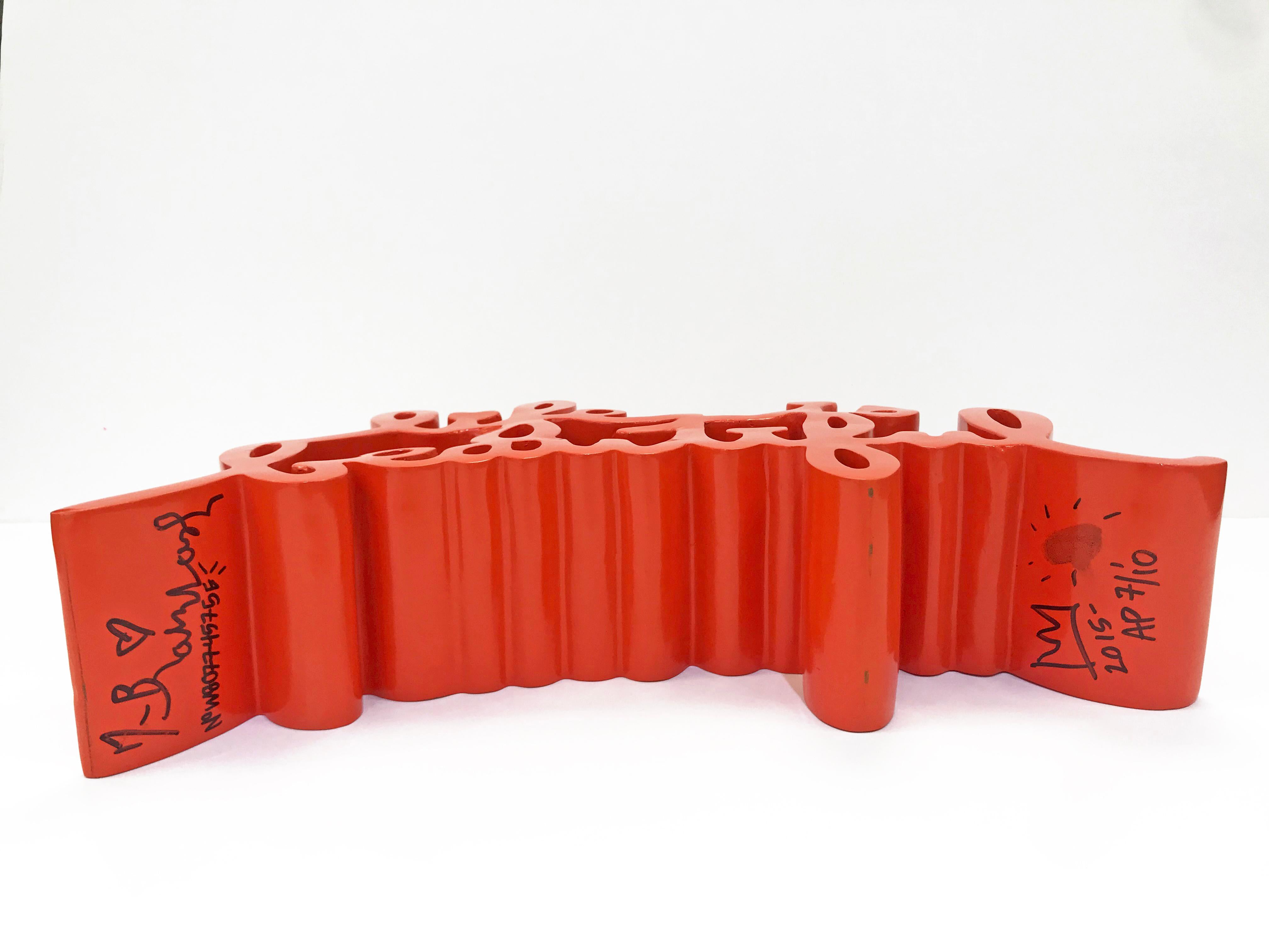 Color naranja.  Firmado a mano, numerado y fechado con la huella del pulgar y el número de catálogo del estudio en la parte inferior. Edición AP de 10.  La escultura La vida es bella está hecha de resina de moldeo duradera con recubrimiento