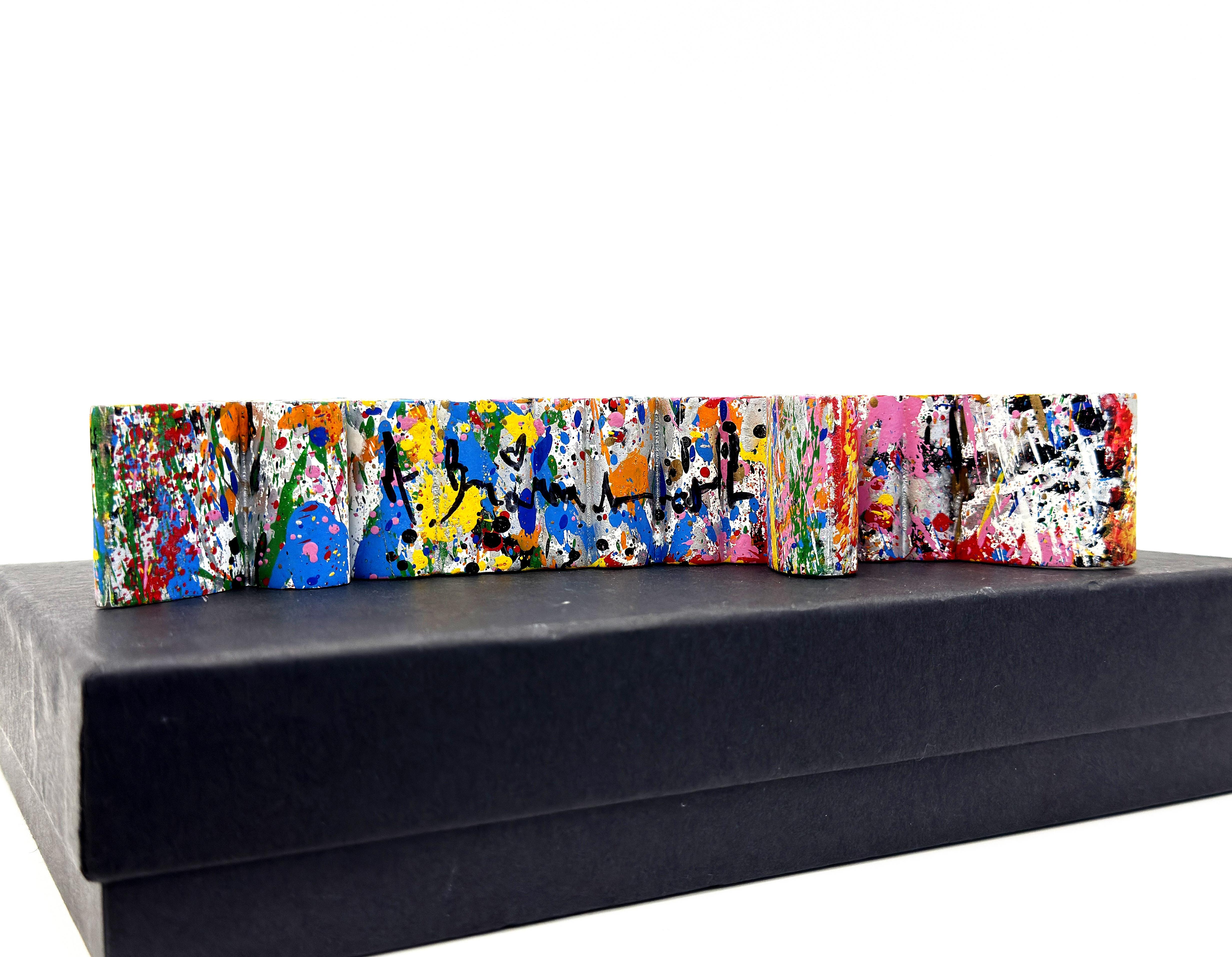 La vita è bella (scultura unica dipinta a mano) - Abstract Sculpture Nero di Mr. Brainwash