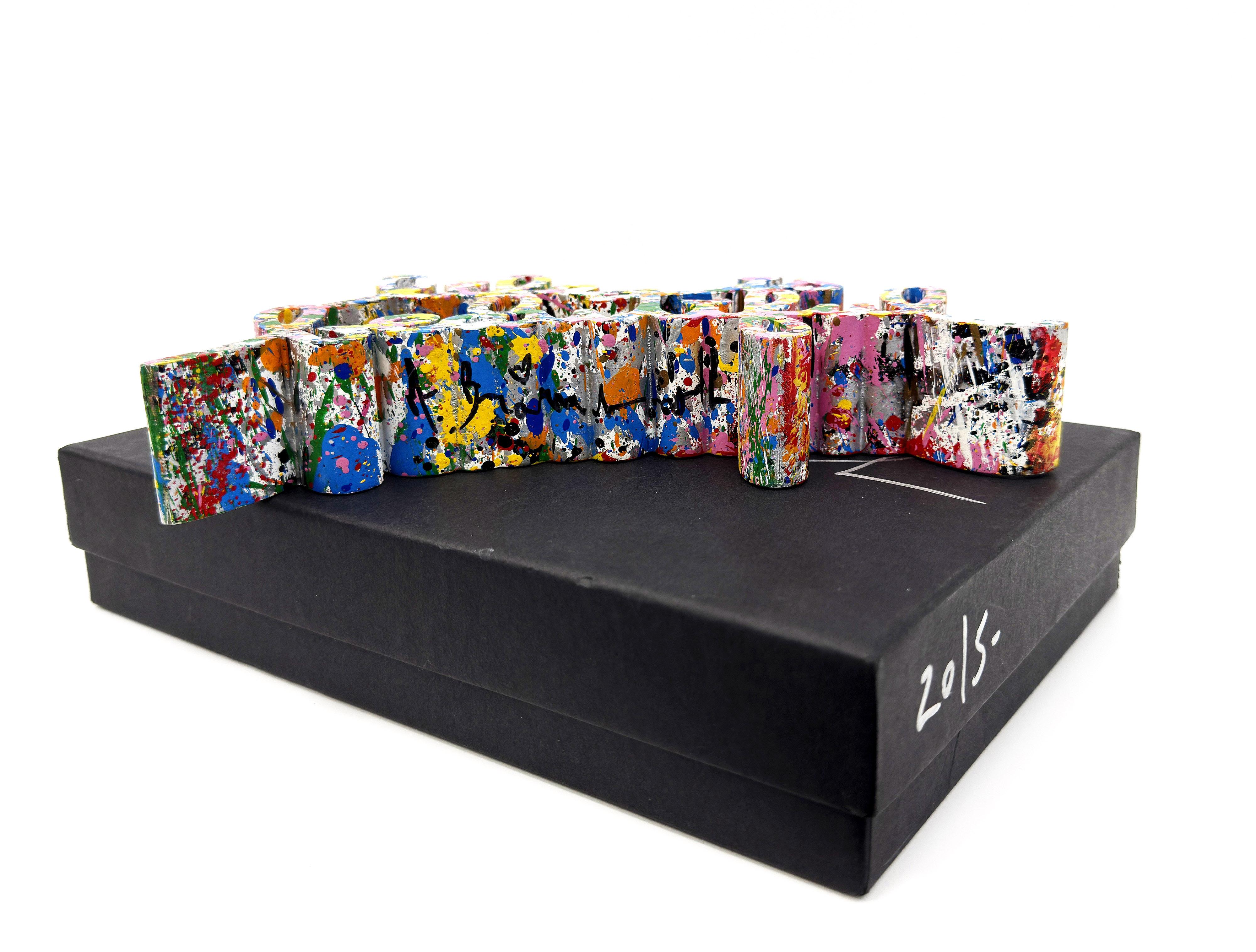 Scultura unica nel suo genere, dipinta a mano e rivestita di resina termica.  Firmato a mano sul lato inferiore da Mr. Brainwash.  Dimensioni dell'opera: 5,5 x 8,75 x 1,5 pollici.   

La scatola è firmata a mano sulla parte superiore da Mr.