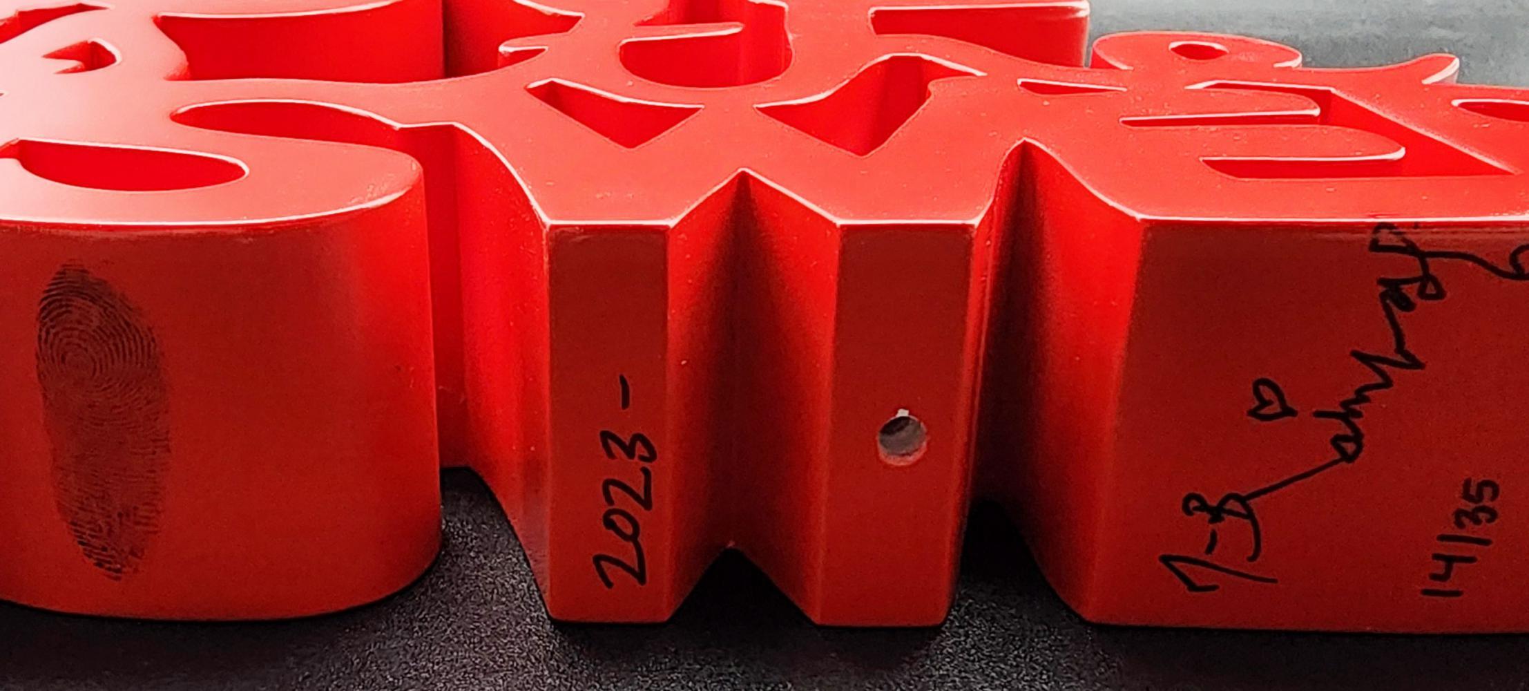 MR. BRAINWASH « LOVE IS THE ANSWER - RED » 2023, SCULPTURE SIGNÉE ET NUMÉRÉE 1