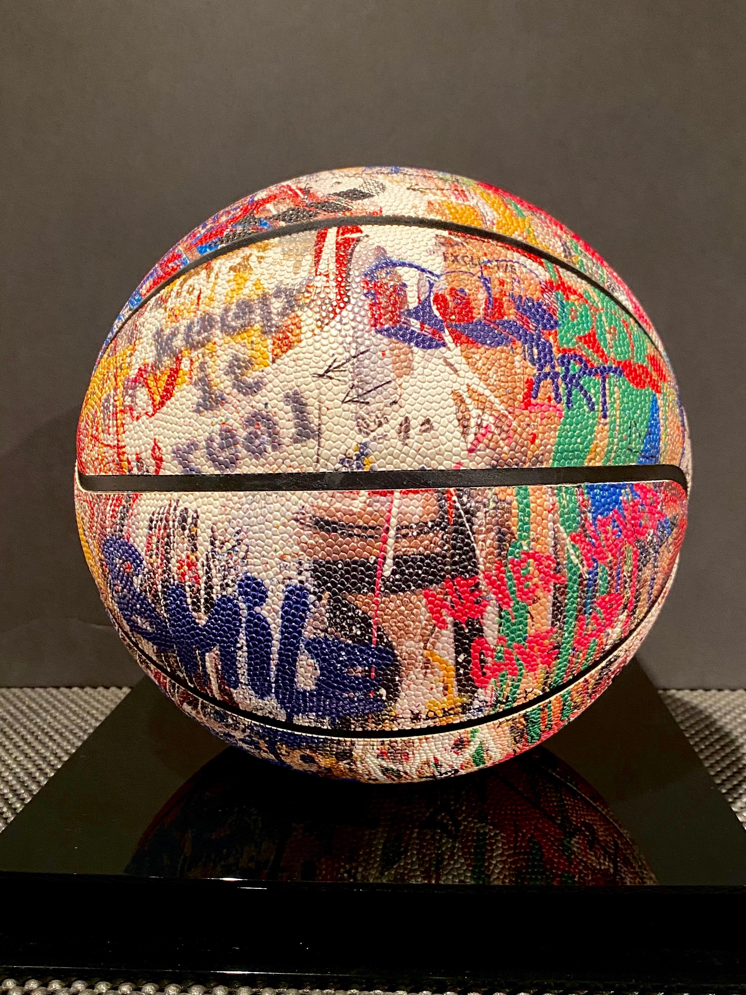 Divertida y coleccionable, una pelota de baloncesto original serigrafiada por Mr. Brainwash, firmada y numerada a mano, con la certificación proporcionada por el artista, esta escultura tridimensional mide 9,5 pulgadas de diámetro (29,5 pulgadas de