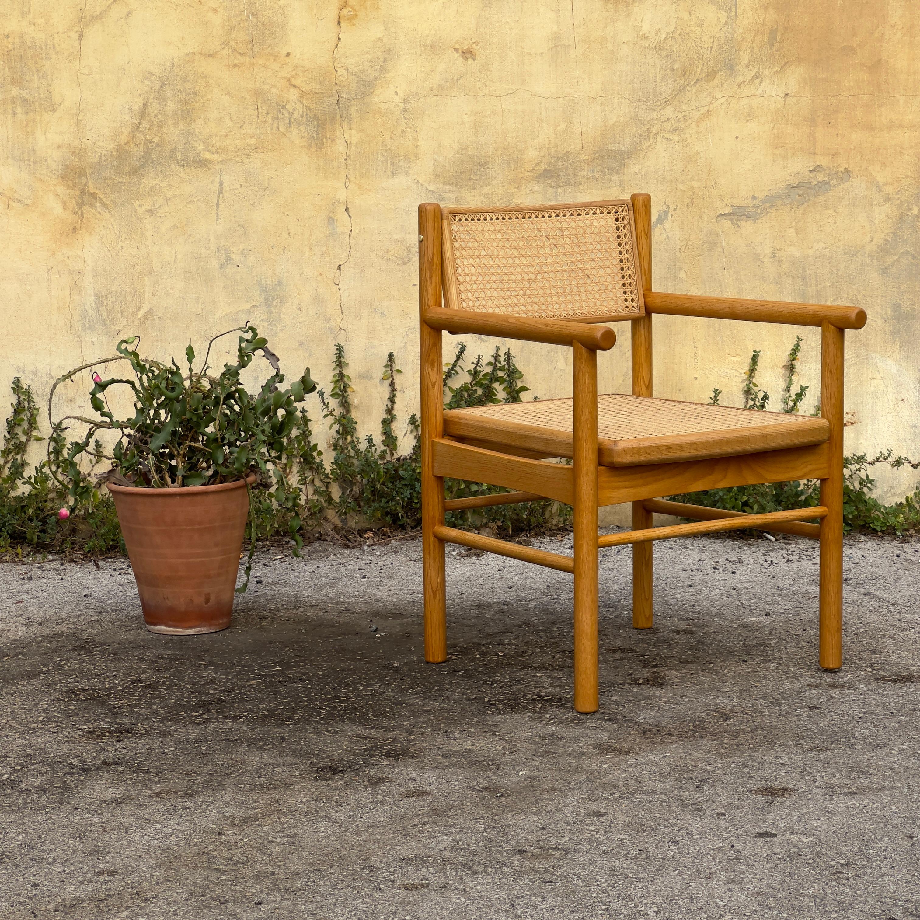 Sr. Cane,  sillón de comedor de mimbre enlatado a mano con respaldo giratorio autoajustable en venta 5