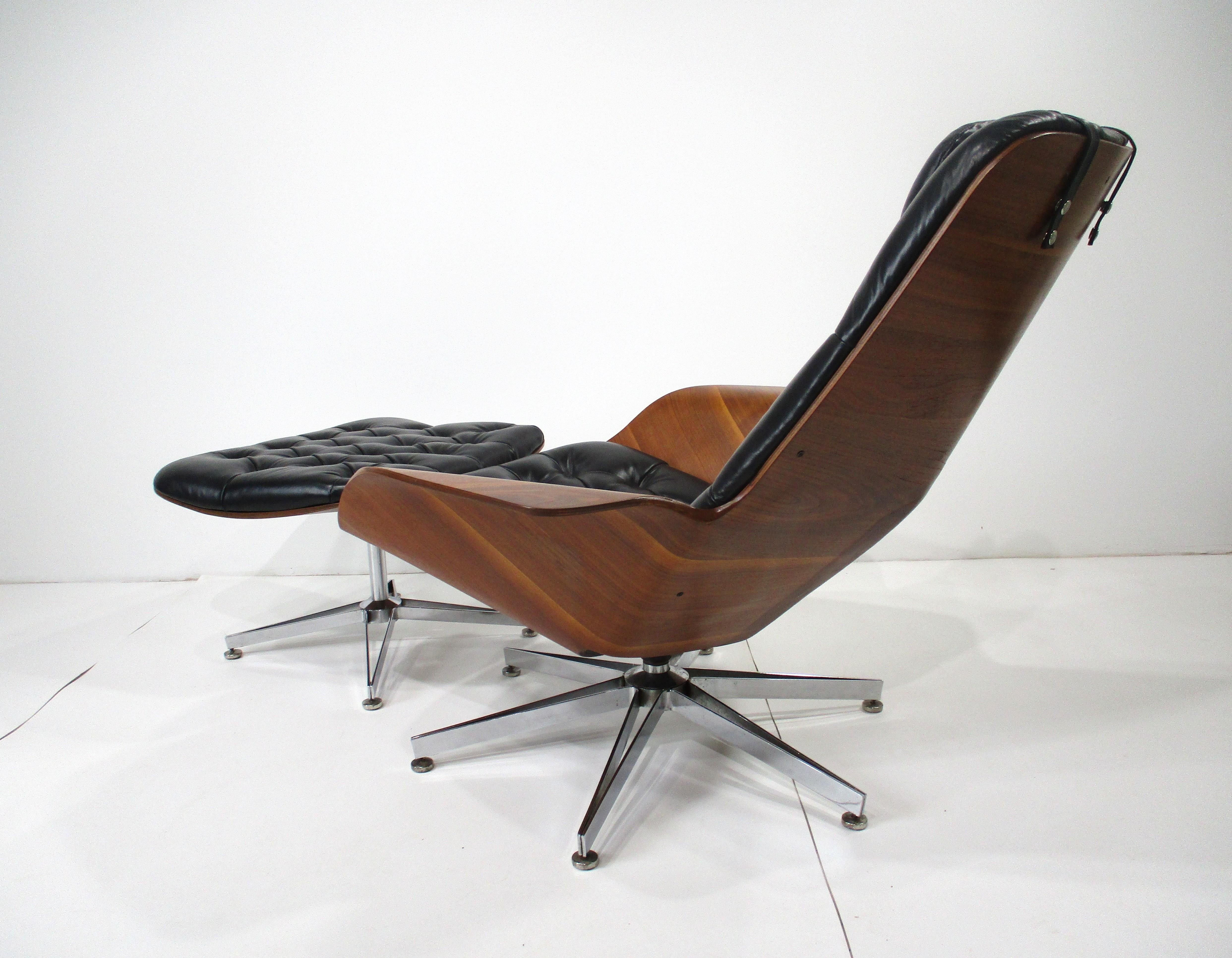 Américain Chaise longue en cuir et noyer George Mulhauser pour Plycraft en vente