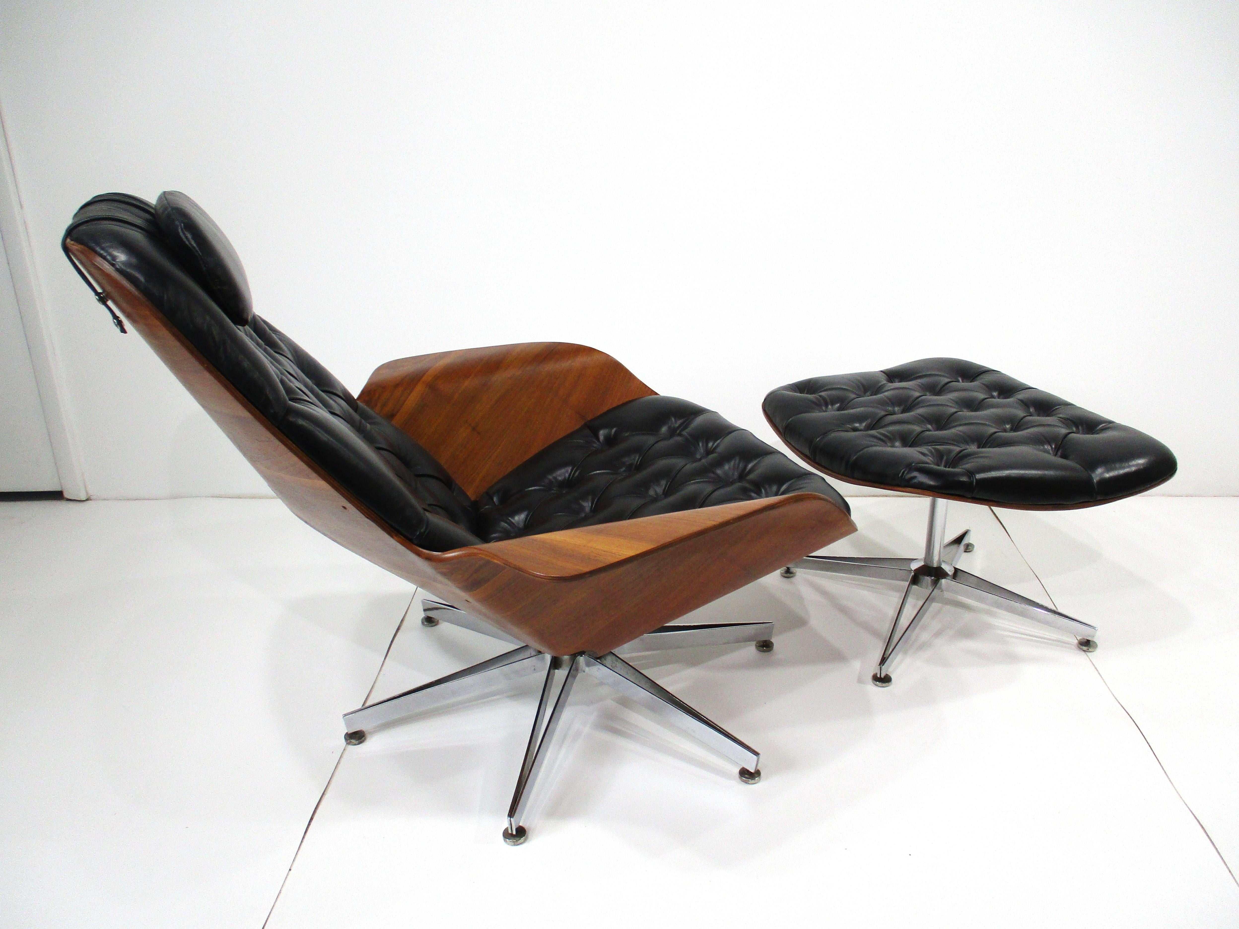20ième siècle Chaise longue en cuir et noyer George Mulhauser pour Plycraft en vente
