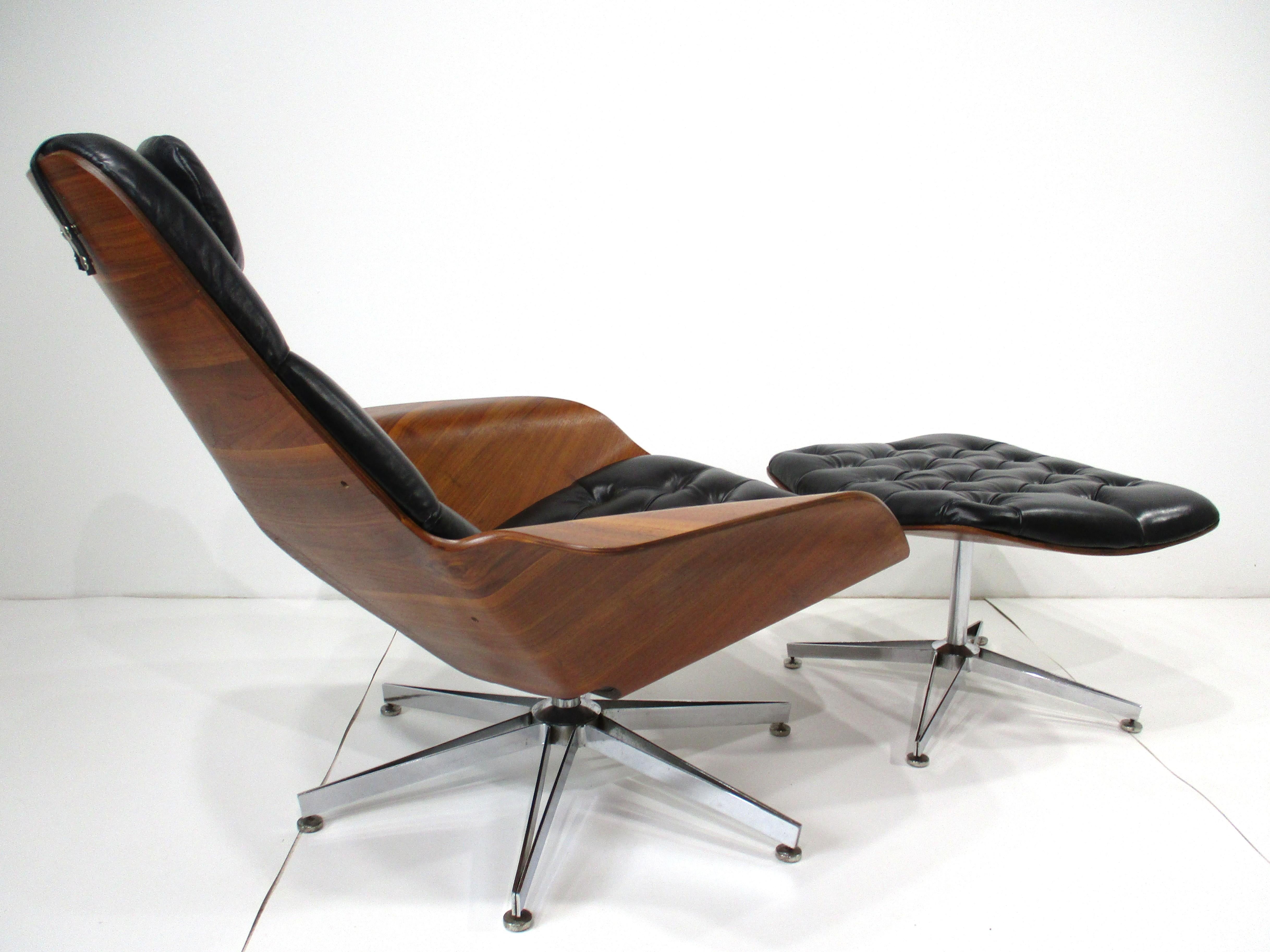 Cuir Chaise longue en cuir et noyer George Mulhauser pour Plycraft en vente