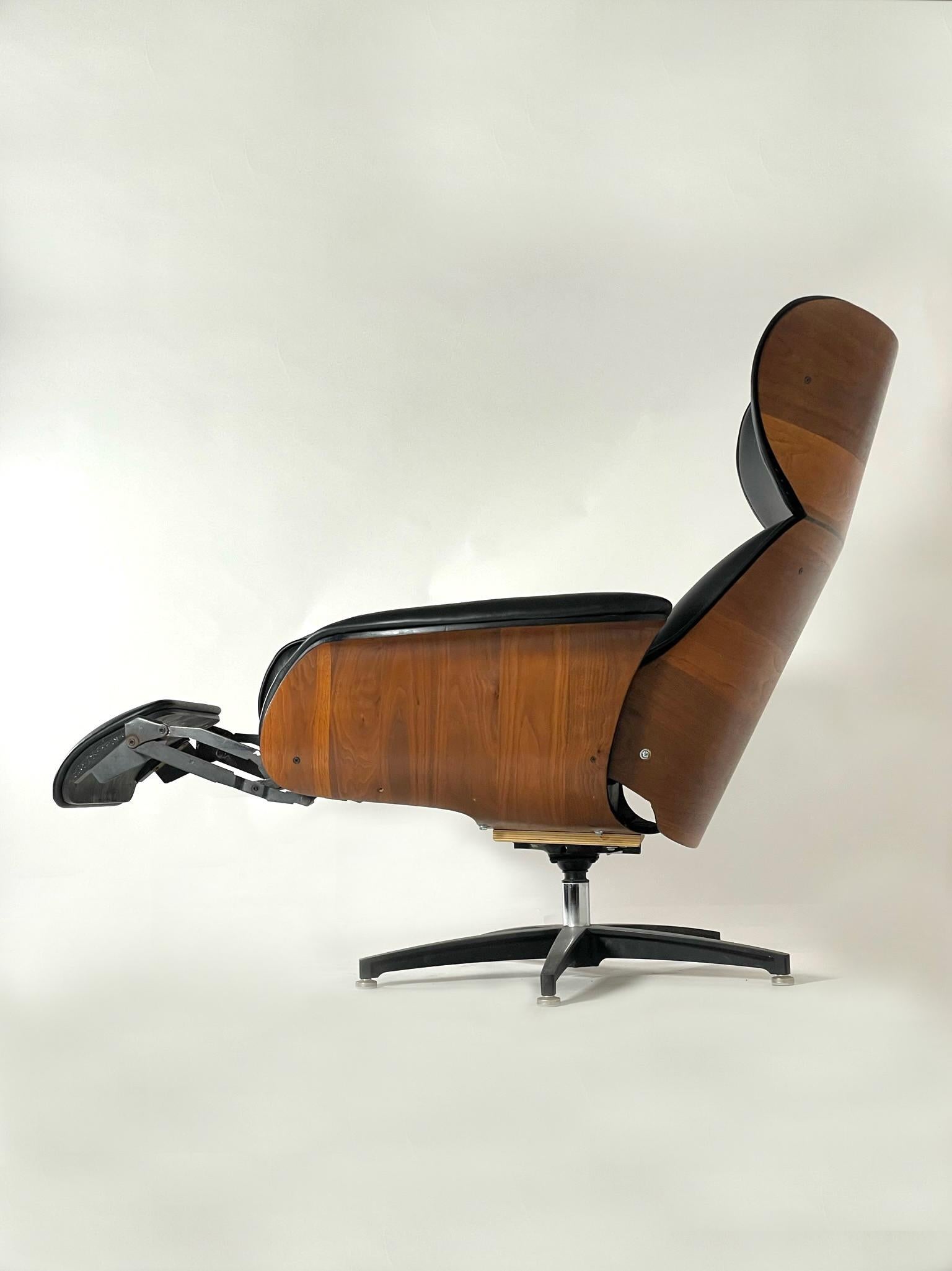 Mid-Century Modern Fauteuil inclinable Mr. Chair avec ottomane fabriqué par George Mulhauser pour Plycraft en vente