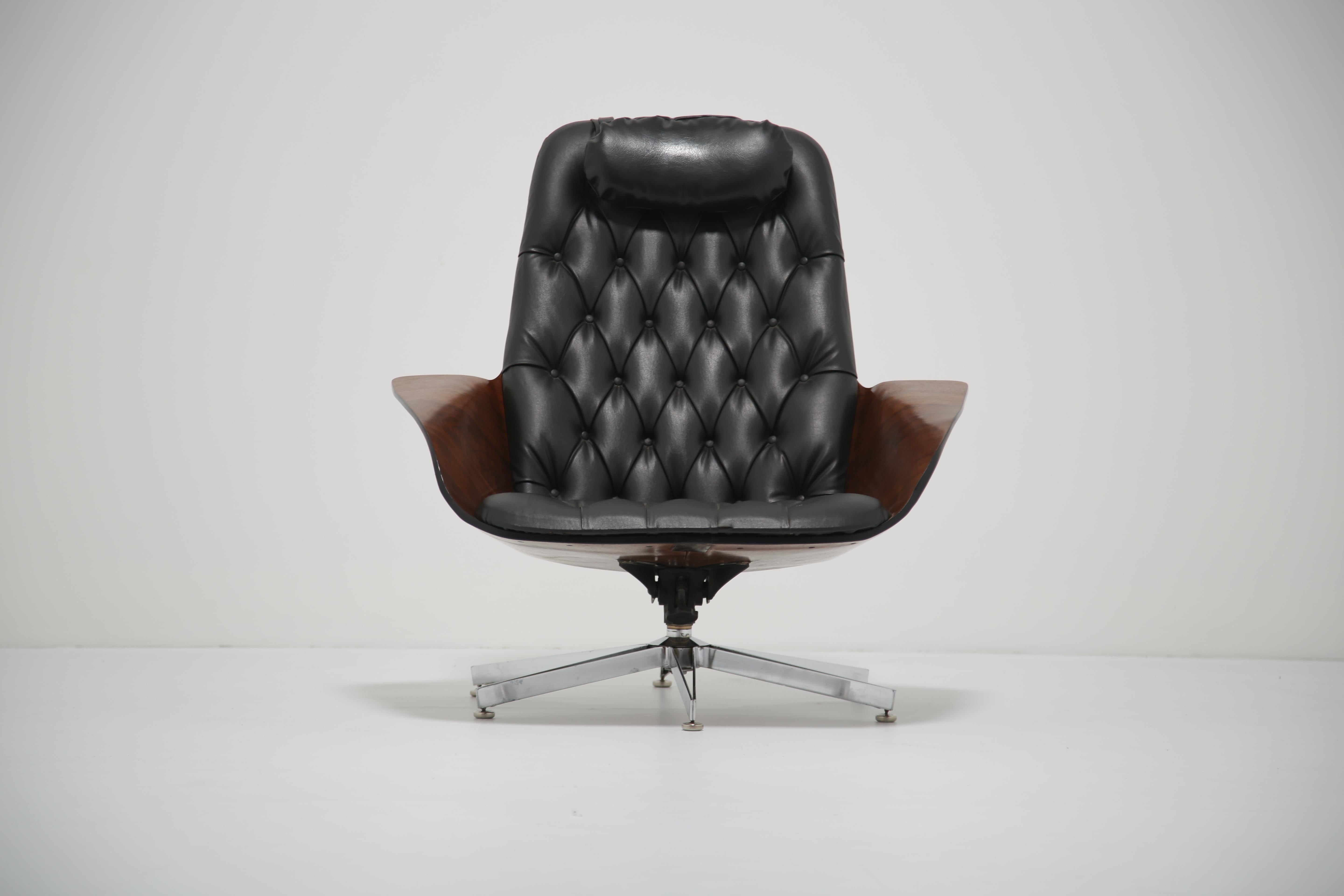 Designed by George Mulhauser for Plycraft in the 1960s, the “Mr. Chair” remains one of the most celebrated American lounge chairs of the mid-century era. With its sculpted walnut plywood shell and flowing organic curves, this chair demonstrates the