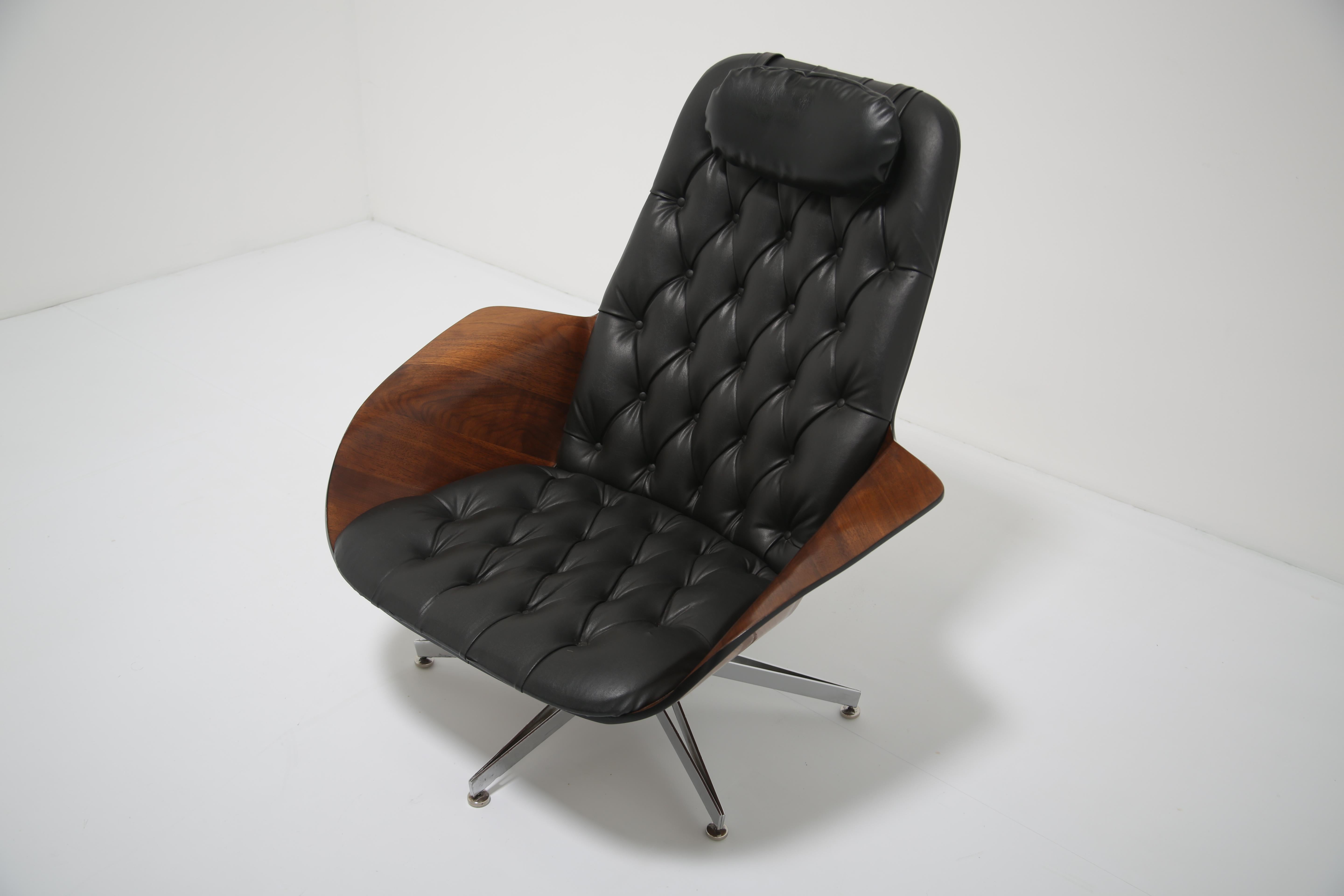 'Mr Chair' Walnut Swivel Lounge Chair by George Mulhauser for Plycraft, 1960s. Moderno de mediados de siglo en venta