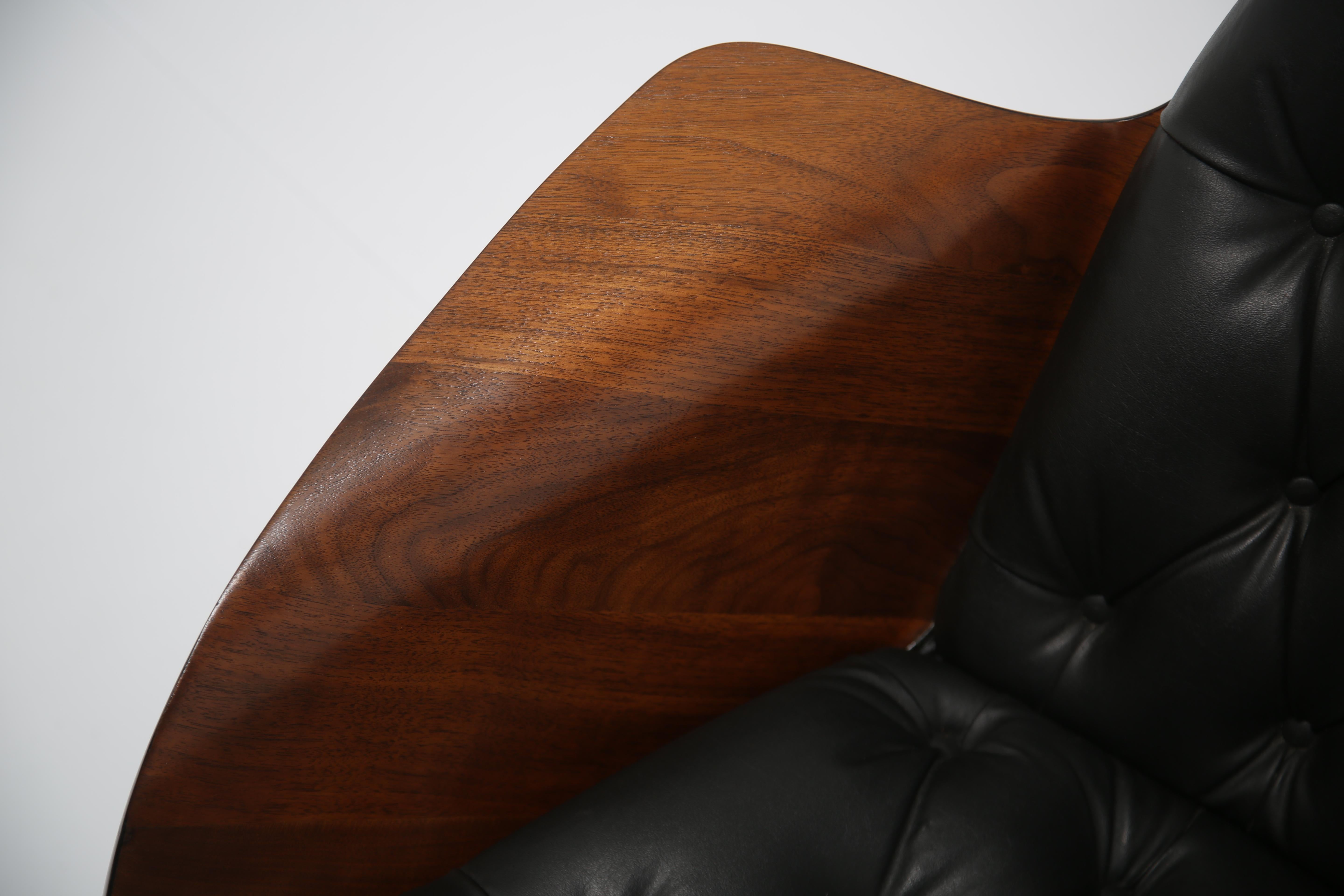 'Mr Chair' Walnut Swivel Lounge Chair by George Mulhauser for Plycraft, 1960s. Estadounidense en venta