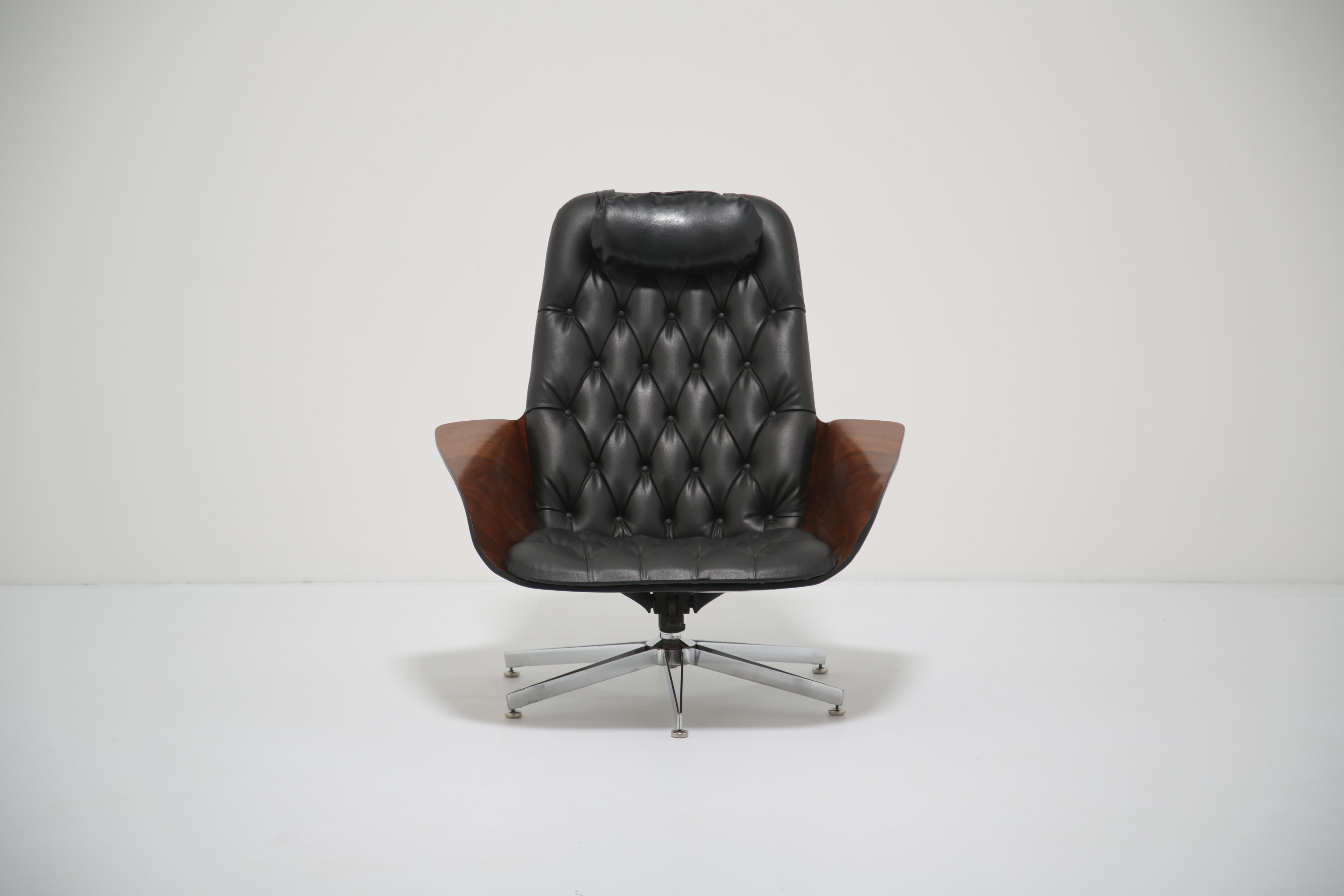 'Mr Chair' Walnut Swivel Lounge Chair by George Mulhauser for Plycraft, 1960s. Metal en venta