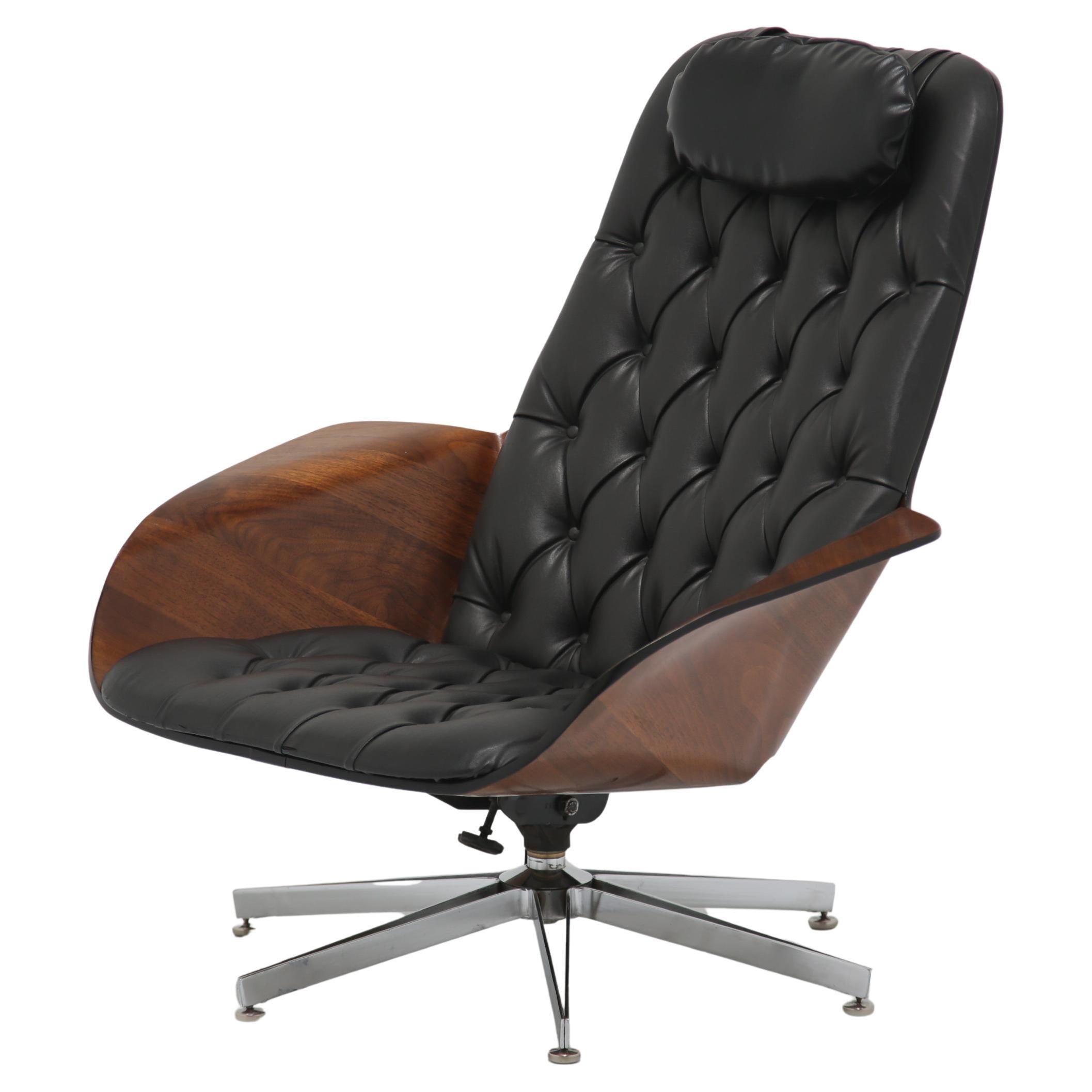 'Mr Chair' Walnut Swivel Lounge Chair by George Mulhauser for Plycraft, 1960s. en venta