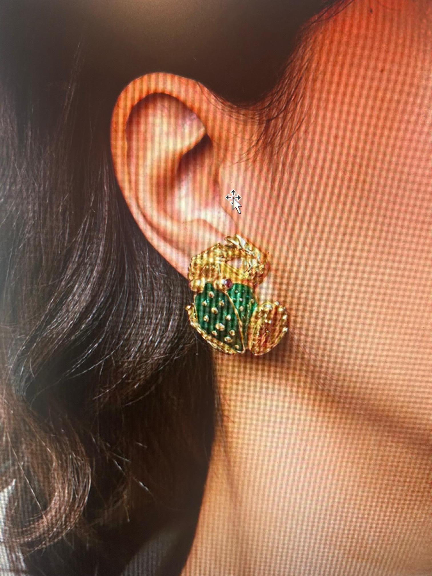 Amusing Mr. Frosch 18kt Gold, lebendige grüne Emaille und Rubin Cabochon Paar Clip-Ohrringe.

Das Froschmotiv ist seit der Mitte des zwanzigsten Jahrhunderts bis heute außerordentlich beliebt. Sowohl Boris Lebeau als auch David Webb setzten dieses
