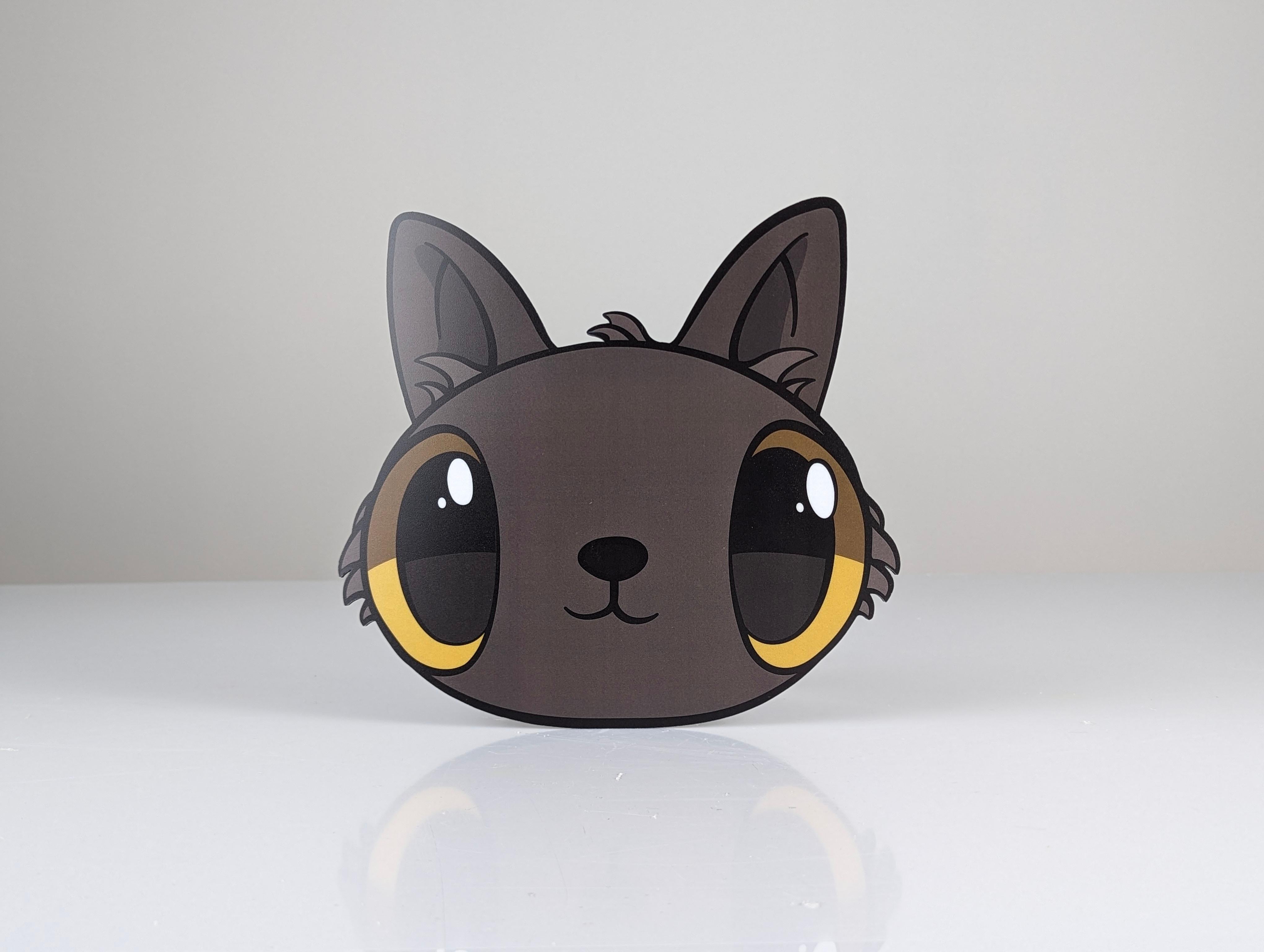 Questo pezzo d'arte super decorativo è stato progettato come un tappetino per il mouse con la testa dell'iconico gatto dagli occhi grandi, Mr. Hünter Cat, di Javier Calleja, uno degli artisti spagnoli più acclamati a livello internazionale. Calleja