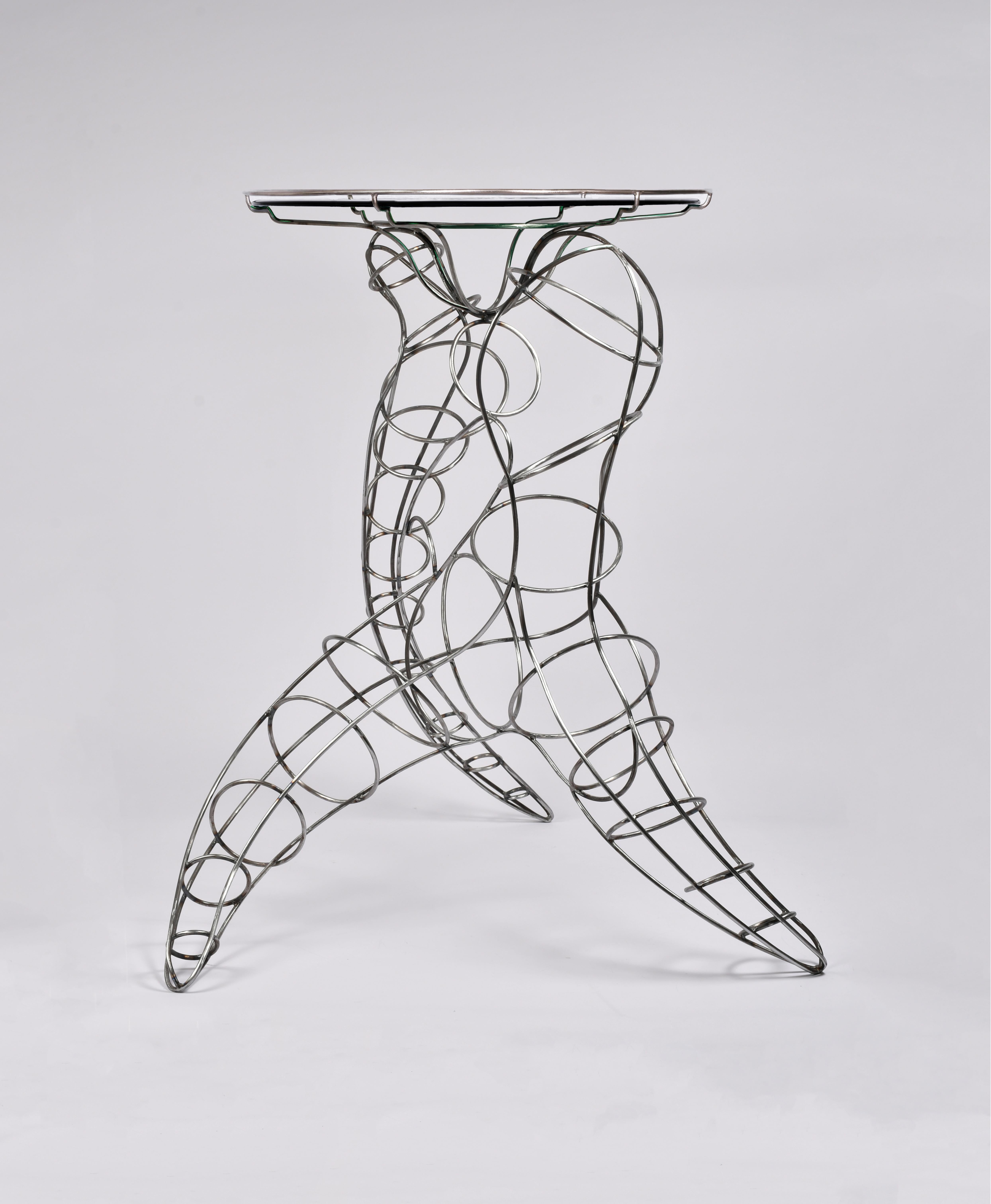 Table console Mr. Joe par Alice Crepaldi
Pièce unique.
Dimensions : Ø 90 x H 100 cm : Ø 90 x H 100 cm.
MATERIAL : Verre et métal.

Alice Crepaldi est une artiste multidisciplinaire polyvalente originaire de Milan, en Italie. Ses activités