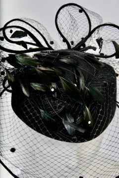 Cappello Mr. Johns con velo, piume e strass