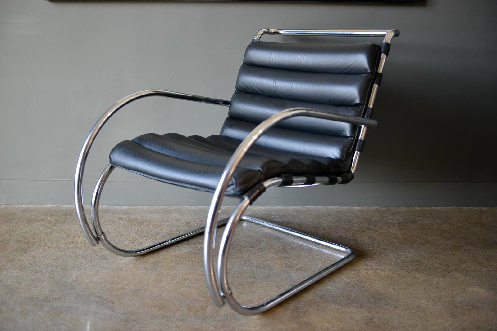 Chaise longue MR de Ludwig Mies van der Rohe pour Knoll. Cadre chromé en porte-à-faux avec coussins originaux en cuir noir. Très bon état d'origine avec seulement une légère usure:: les coussins n'ont pratiquement aucune usure et le cadre est poli