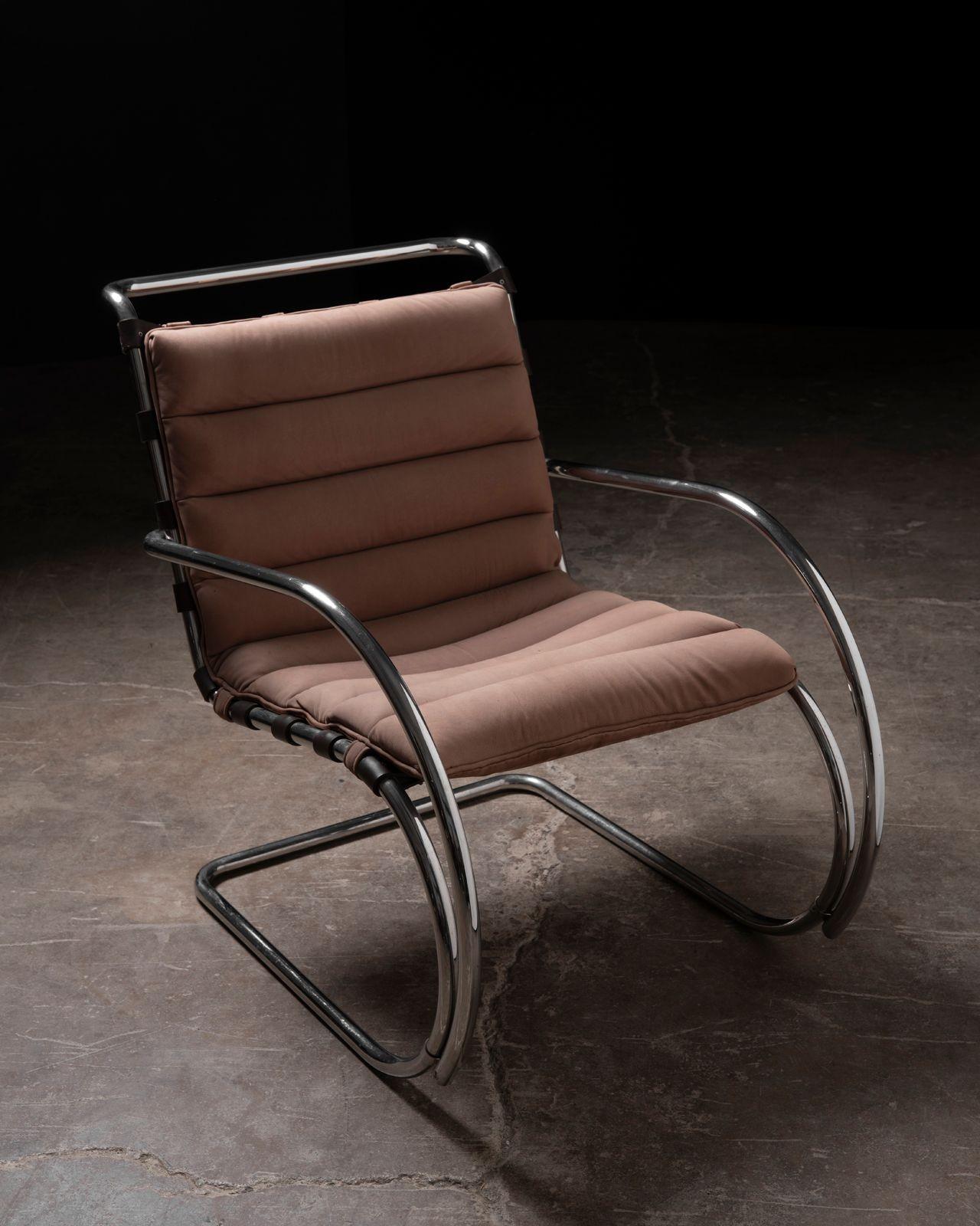 Preciosa e inusual pareja de Sillas MR Lounge de Ludwig Mies van der Rhoe de la colección MR, 1927. Los sillones de salón son de la primera producción de Knoll, construidos con armazón de acero tubular cromado pulido, cojines de ante acolchado