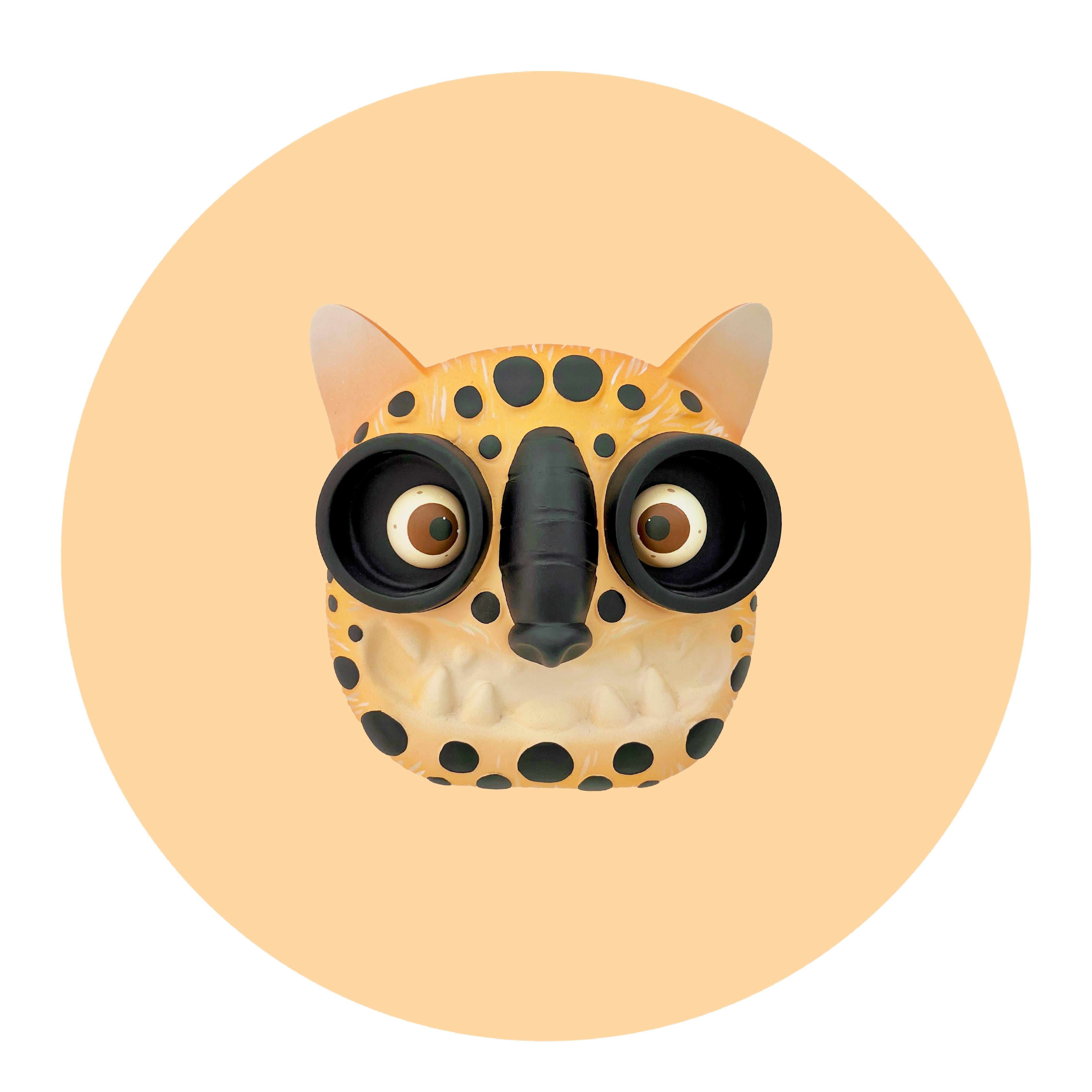 Mr. Mitote Figurative Sculpture – "Tigre III" Kunstspielzeug, lächelnder Jaguar, Pop-Art, mexikanische Kunst, Maske, Natur