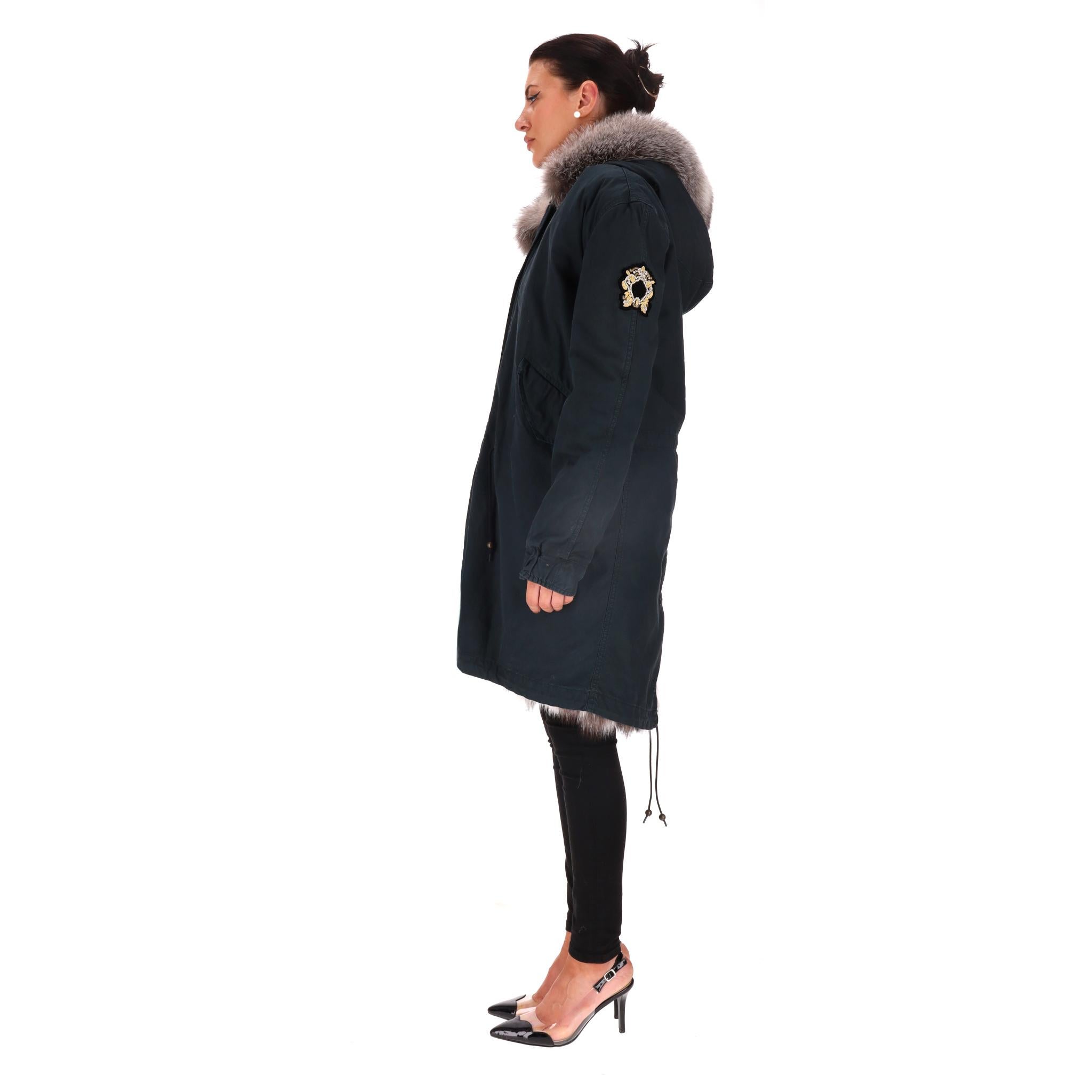 Mr & Mrs Fox - Parka foderato di pelliccia e con cappuccio - giacca e cappotto

Parka in cotone nero con cappuccio e fodera in pelliccia di volpe.

La manica è impreziosita da un ricamo in oro.

Caratterizzato da coulisse, vita regolabile, tasche