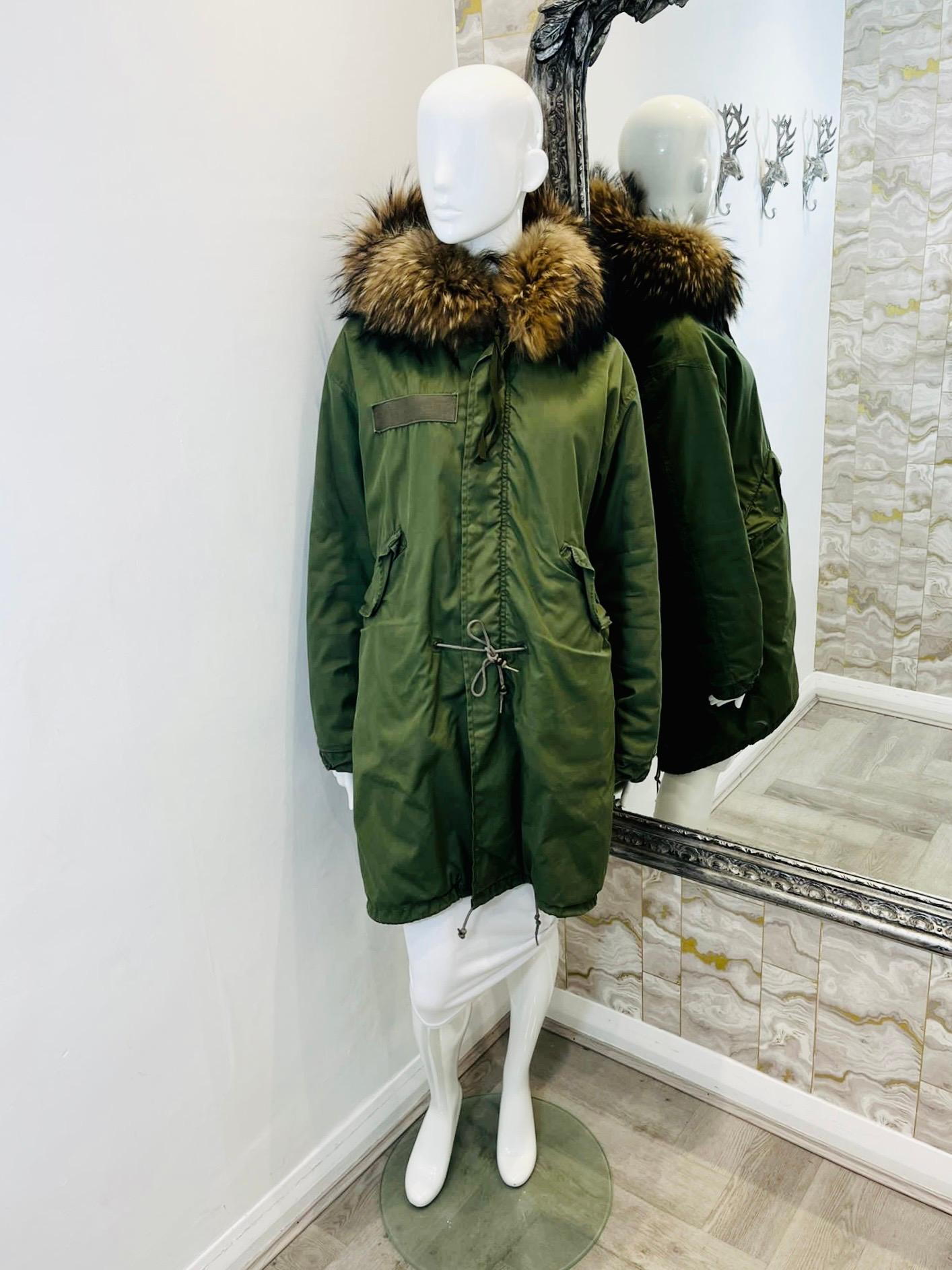 Mr & Mrs Italy Fur Parka

Dark khaki parka, long line fit which is fully lined with Rabbit fur 

and the hood is trimmed with Racoon Fur.

Size - M

Condition - Good (Some of the fur joins on the lining have wear)

Composition - Cotton, Racoon Fur,