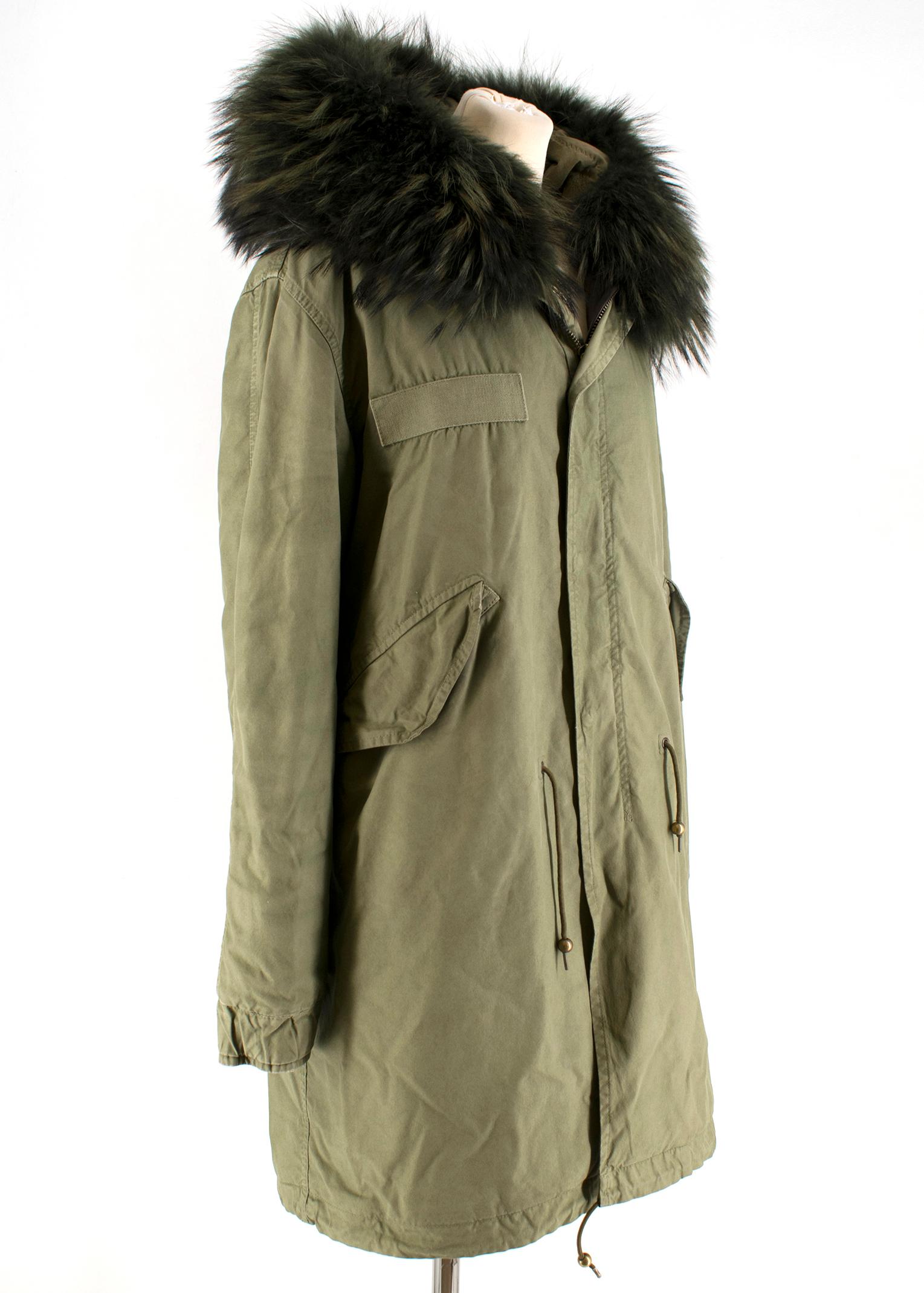 Mr & Mrs Italy Cotton Canvas Long Army Parka 

The cotton canvas Parka 
Quilted lining 
Fur hem 
Long sleeves with button-fastening cuffs 
Flapped front pockets
Drawstring hem
Curved back hem, cent-back hem slits
Concealed zip centre, front