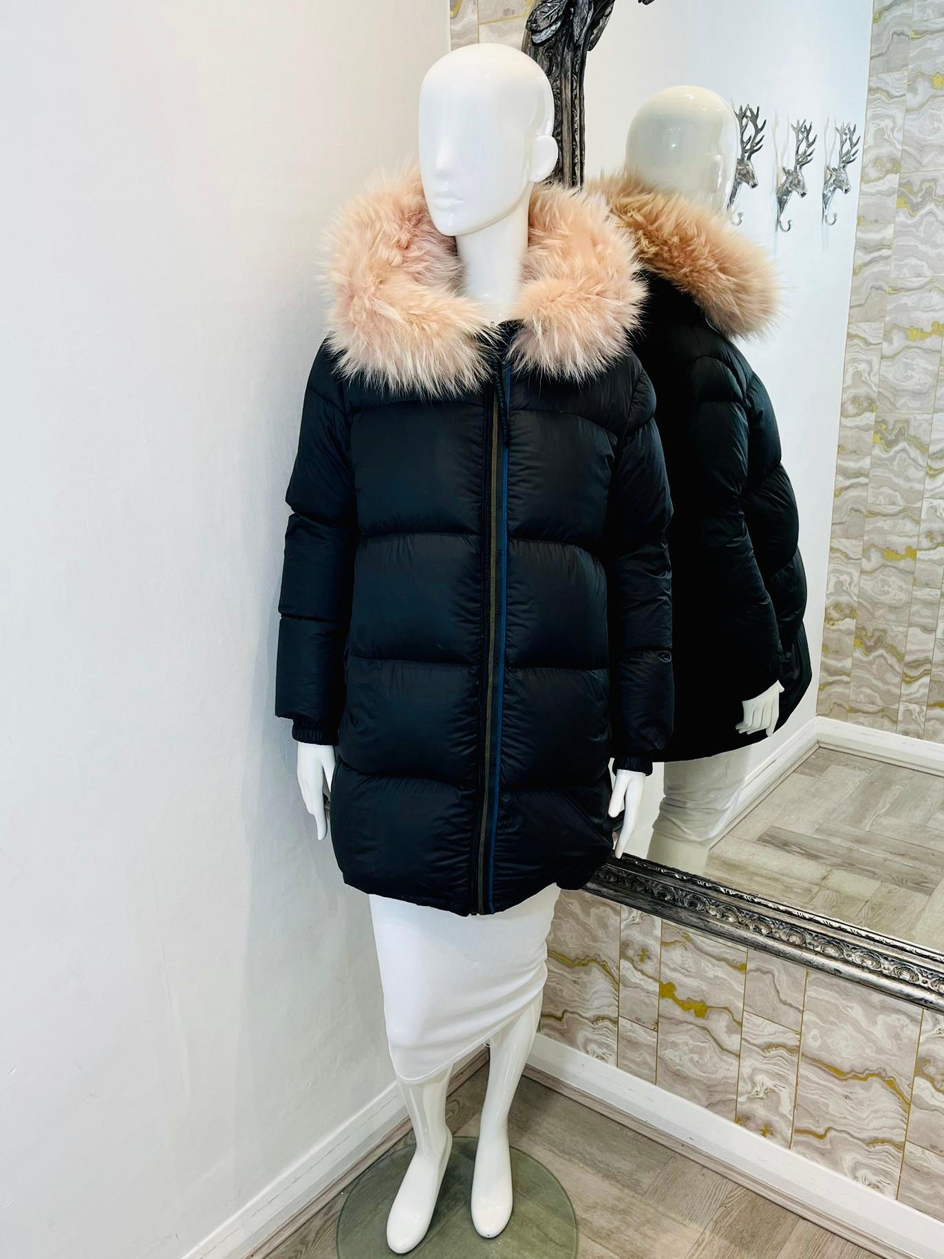 Mr & Mrs Italy Puffer Coat With Fur Hood

Black goose down puffer with zipper closure and over sized 

baby pink real fur hood.

Size - M

Condition - Very Good

Composition - Goose Down, Real Fur, Polyester

Comes With - Branded Suit Cover
