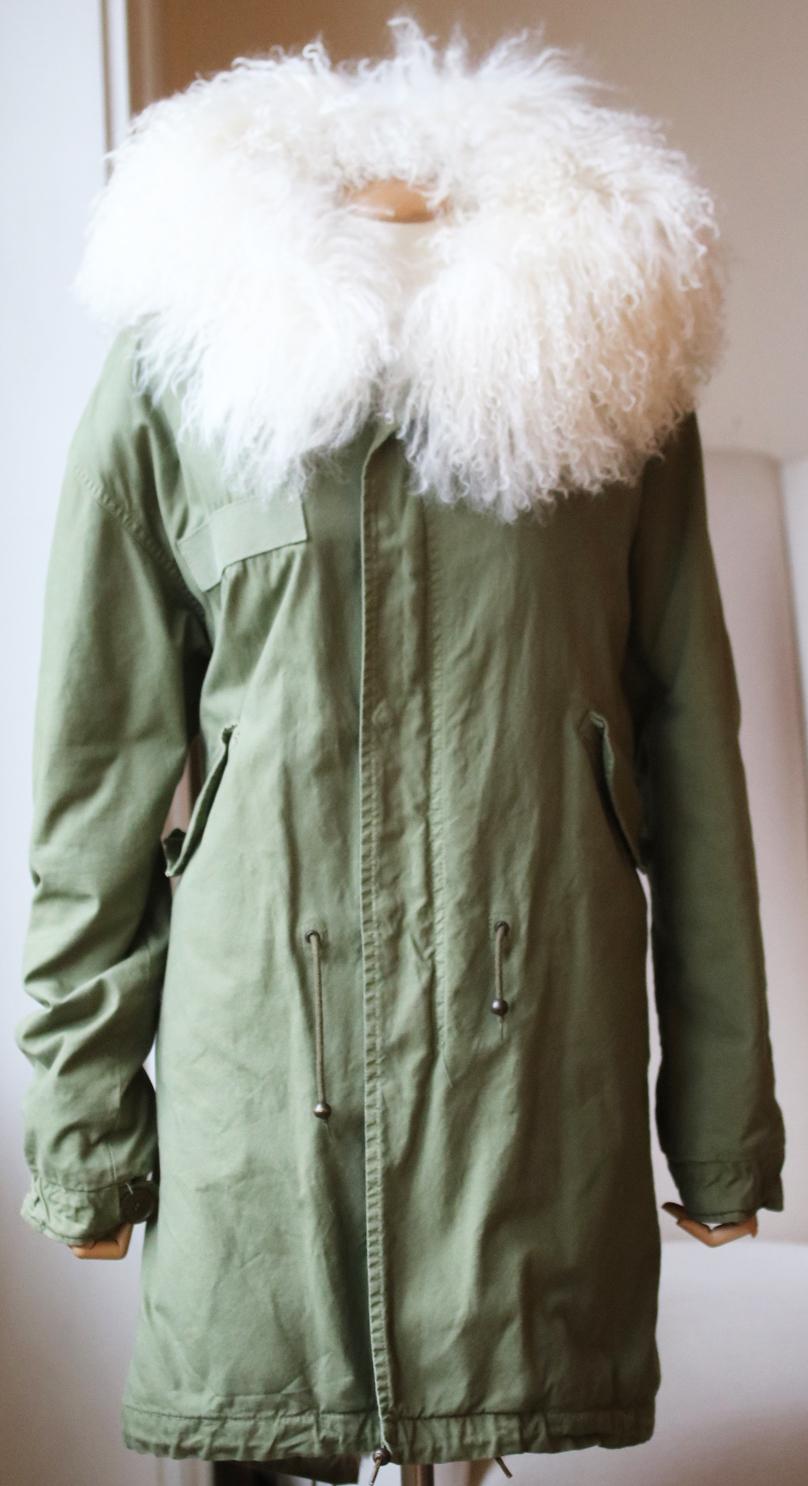 Mr & Mrs Italy's army-green parka is made from hard-wearing cotton-canvas that's inspired by traditional military apparel. Fully lined in luxuriously soft ivory shearling, it offers superior warmth on chilly days. Army-green cotton-canvas, ivory