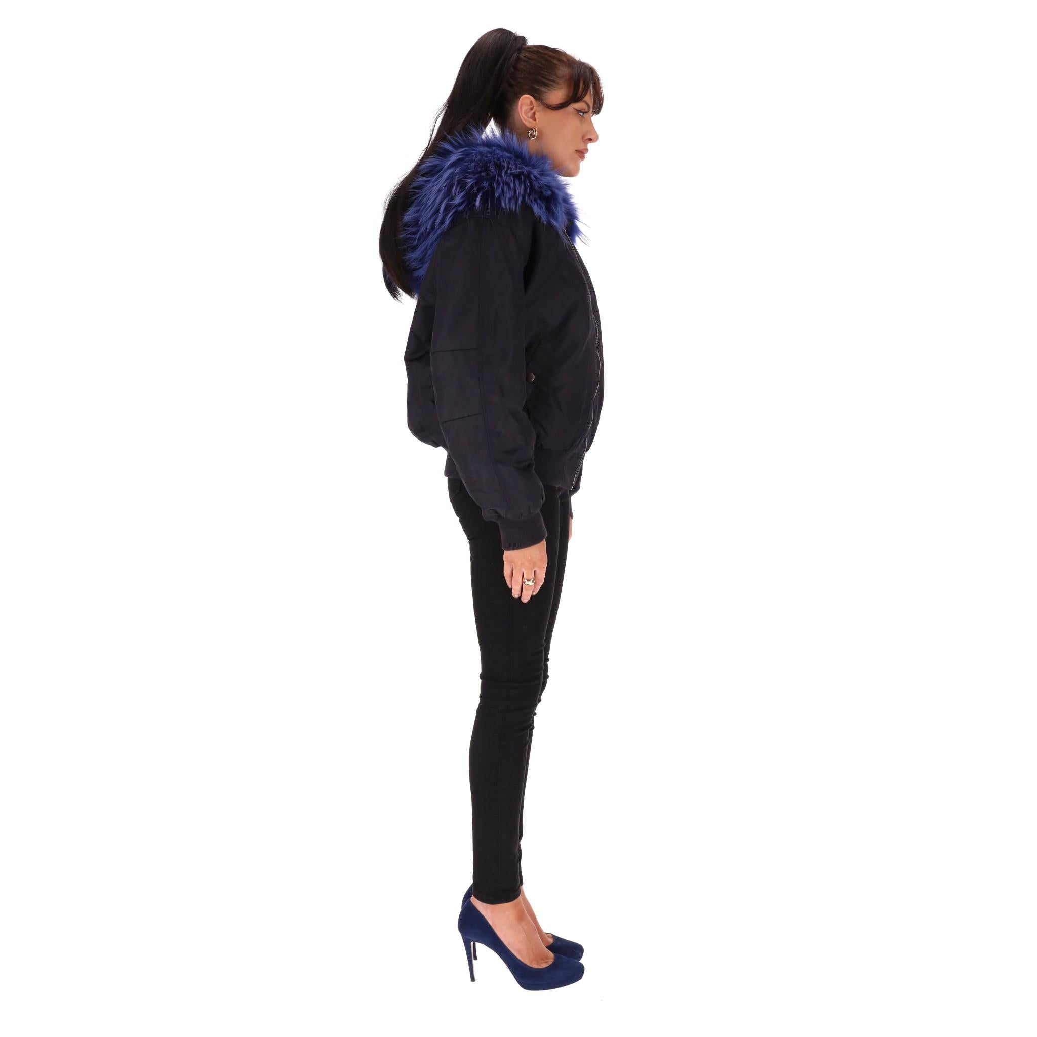 Chaqueta bomber con ribete de piel de mapache Mr & Mrs Negro en venta