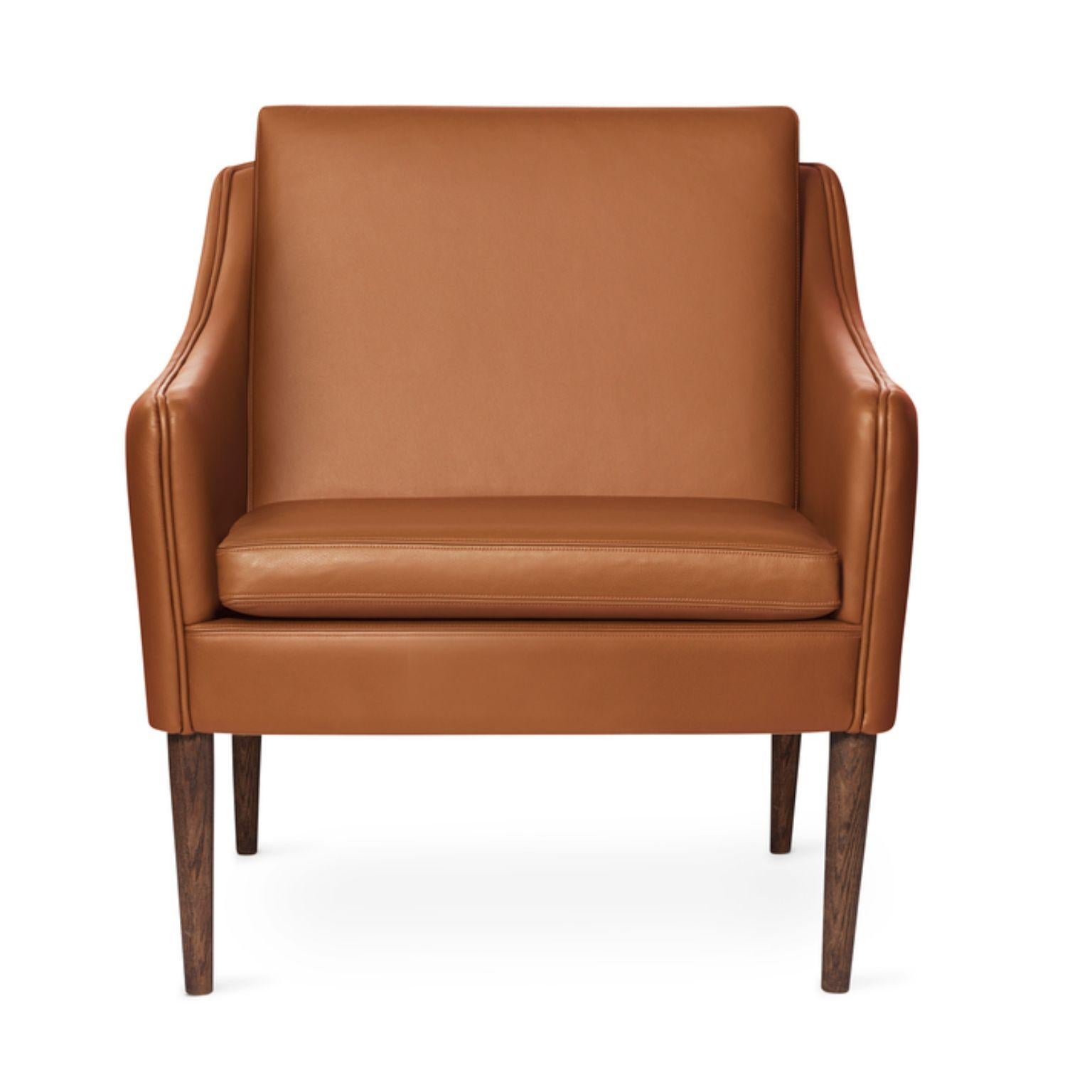 Mr. Olsen lounge chair silk solid smoked oak camel by Warm Nordic
Dimensions: D 81 x W79 x H 78 cm
Material: Textile upholstery, foam, spring system, oak, silk
Weight: 27 kg
Also available in different colours, materials and finishes.

A classic,