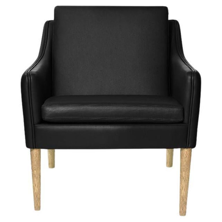 Chaise Longue M. Olsen en Chêne Massif Fumé, Cuir Noir par Warm Nordic