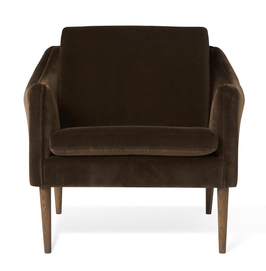 Mr. Olsen lounge chair solid smoked oak java brown by Warm Nordic
Dimensions: D 81 x W 79 x H 78 cm
Material: Textile upholstery, foam, spring system, oak
Weight: 27 kg
Also available in different colours, materials and finishes.

A classic,
