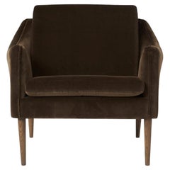 Sedia da salotto Mr. Olsen in rovere massiccio affumicato, marrone Java di Warm Nordic