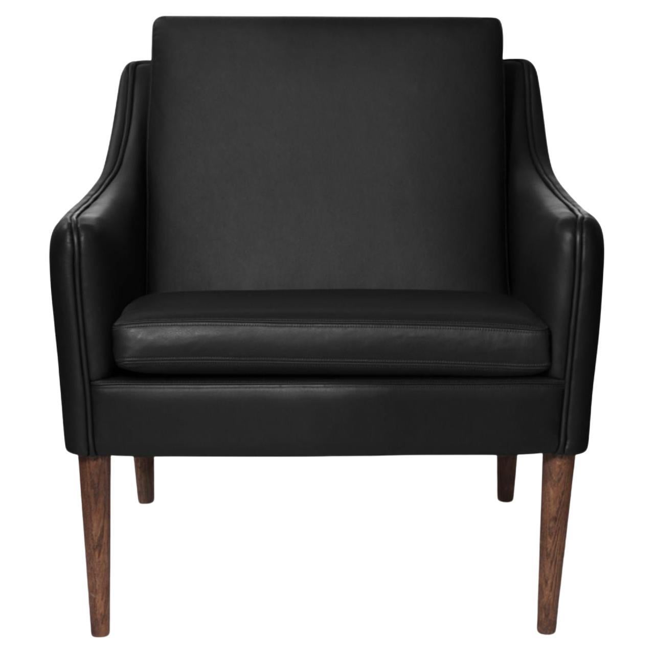 Fauteuil de salon M. Olsen en noyer massif et cuir noir par Warm Nordic