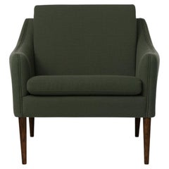 Fauteuil de salon M. Olsen en noyer massif, vert foncé par Warm Nordic