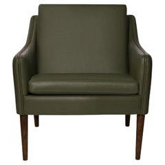 Fauteuil de salon M. Olsen en noyer massif et cuir vert pickle par Warm Nordic