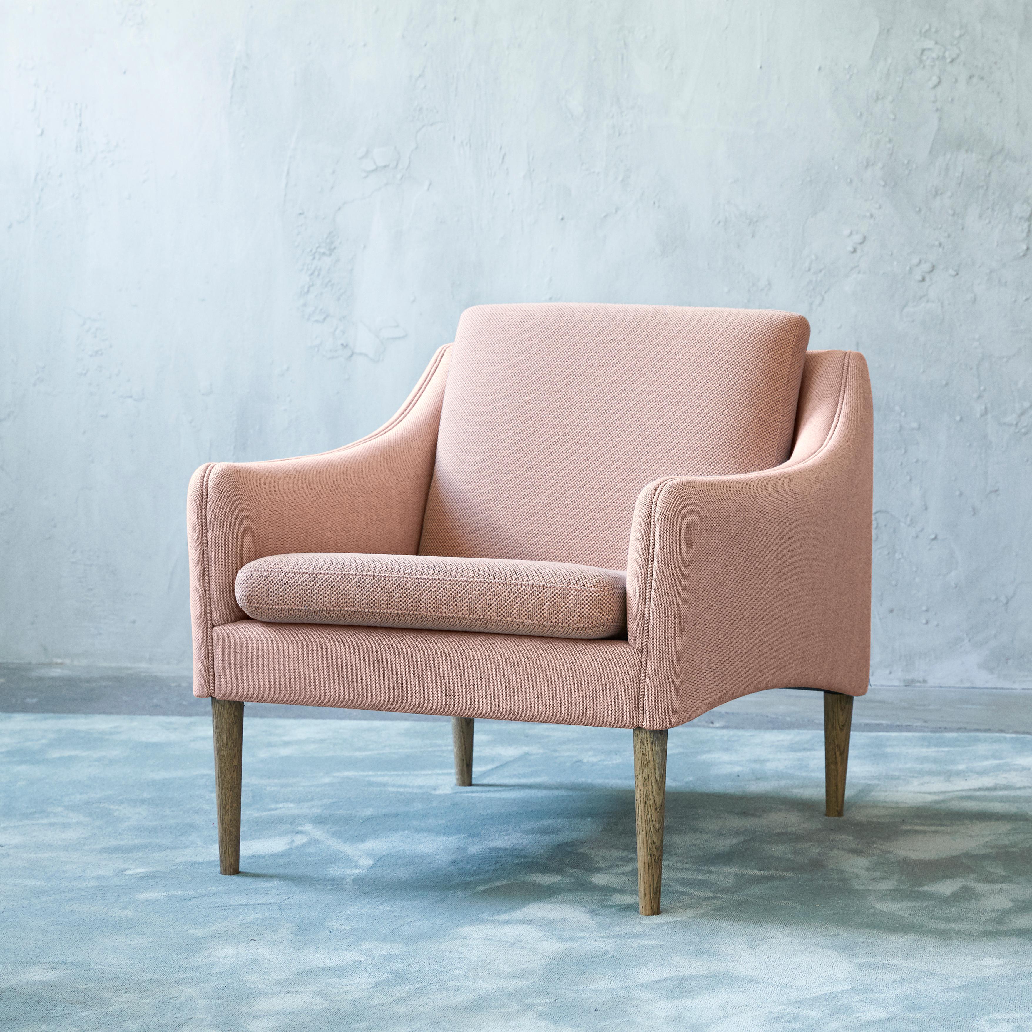 Mr. Olsen Lounge Chair mit geräucherten Beinen:: von Hans Olsen aus Warm Nordic im Angebot 2