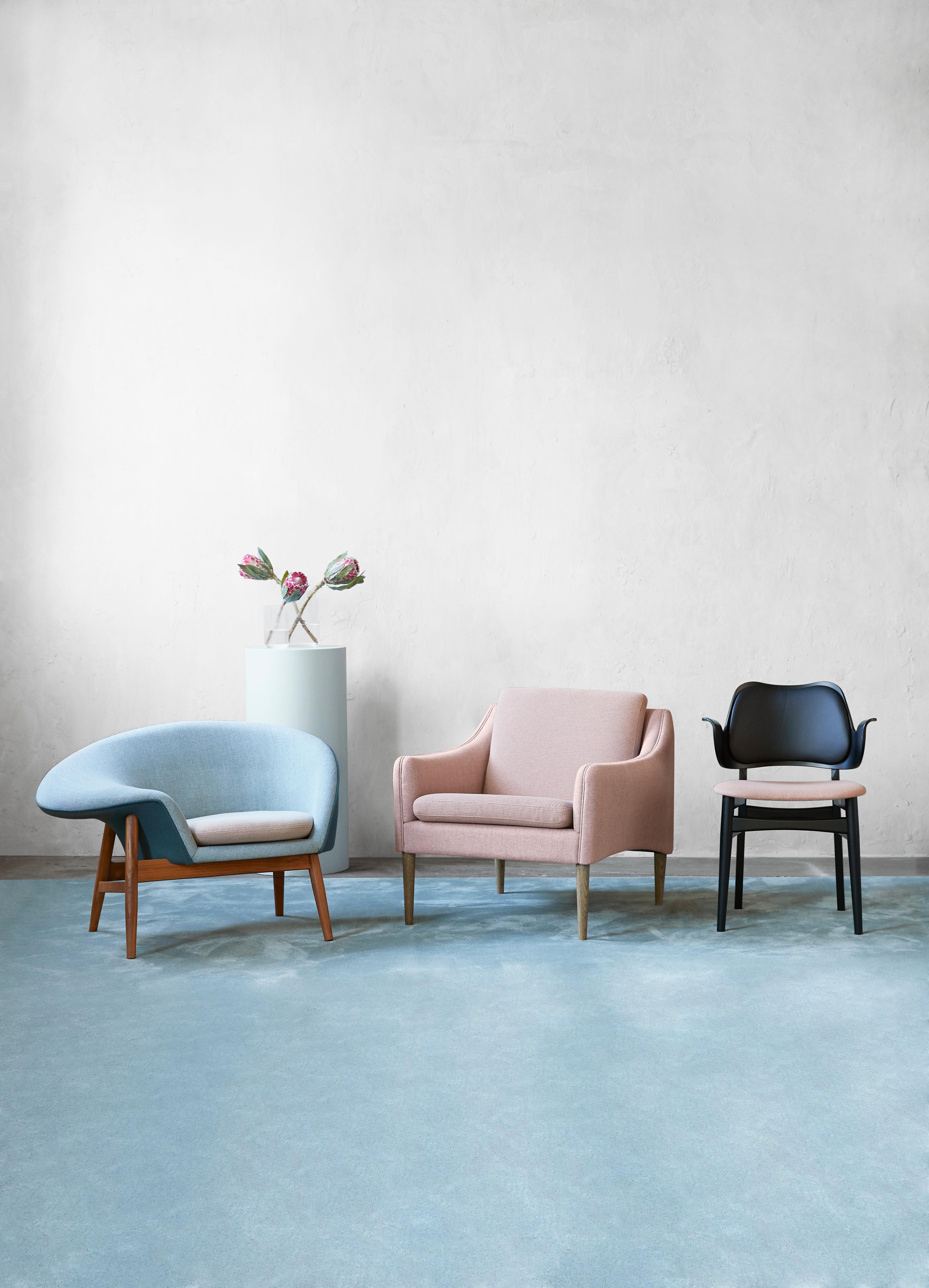 Mr. Olsen Lounge Chair mit Räuchereichenbeinen:: von Hans Olsen aus Warm Nordic im Angebot 5