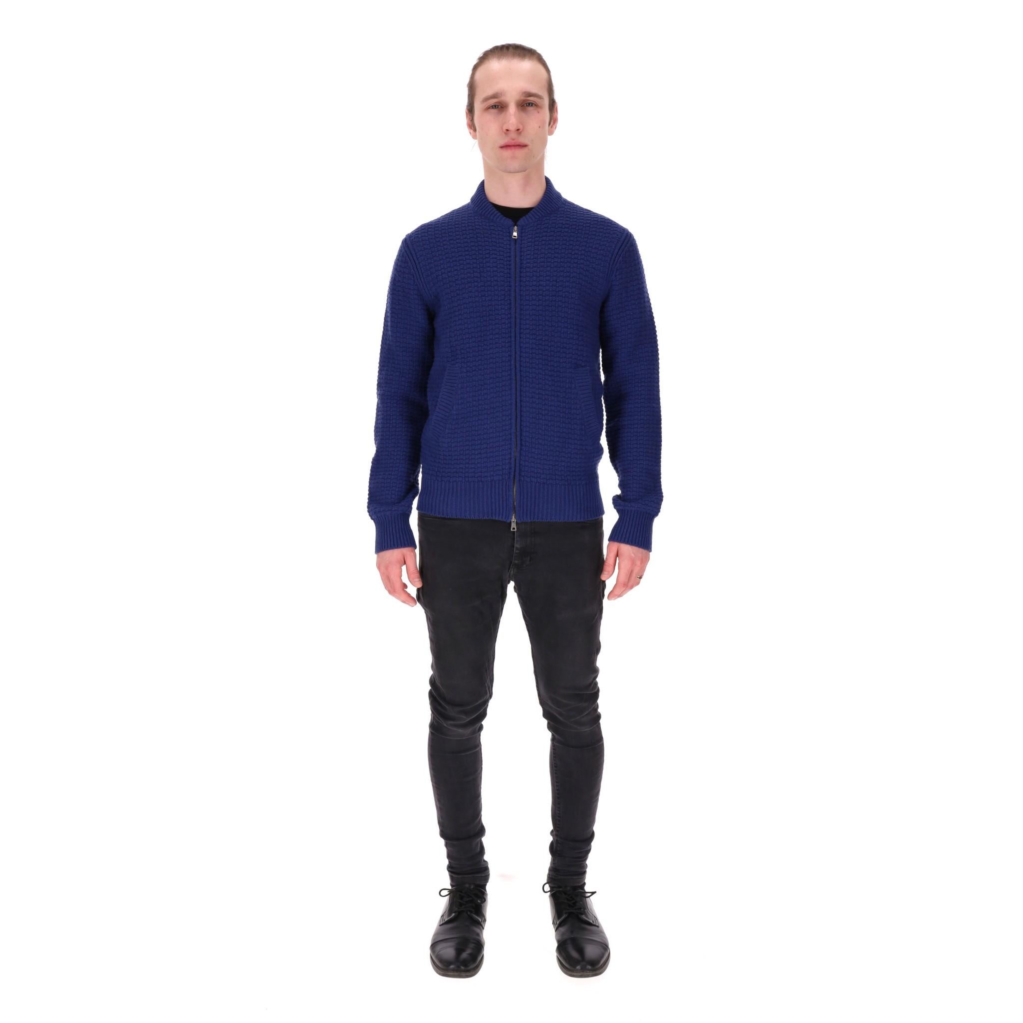 Mr P. Cashmere & Wool Cardigan/Jacket

Blue, zip-up cardigan crafted from soft cashmere and wool blend.

Featuring side pockets and ribbed cuffs and hem.

Rrp £325

Size – XS

Condition – Very Good

Composition – 92% Wool, 8% Cashmere