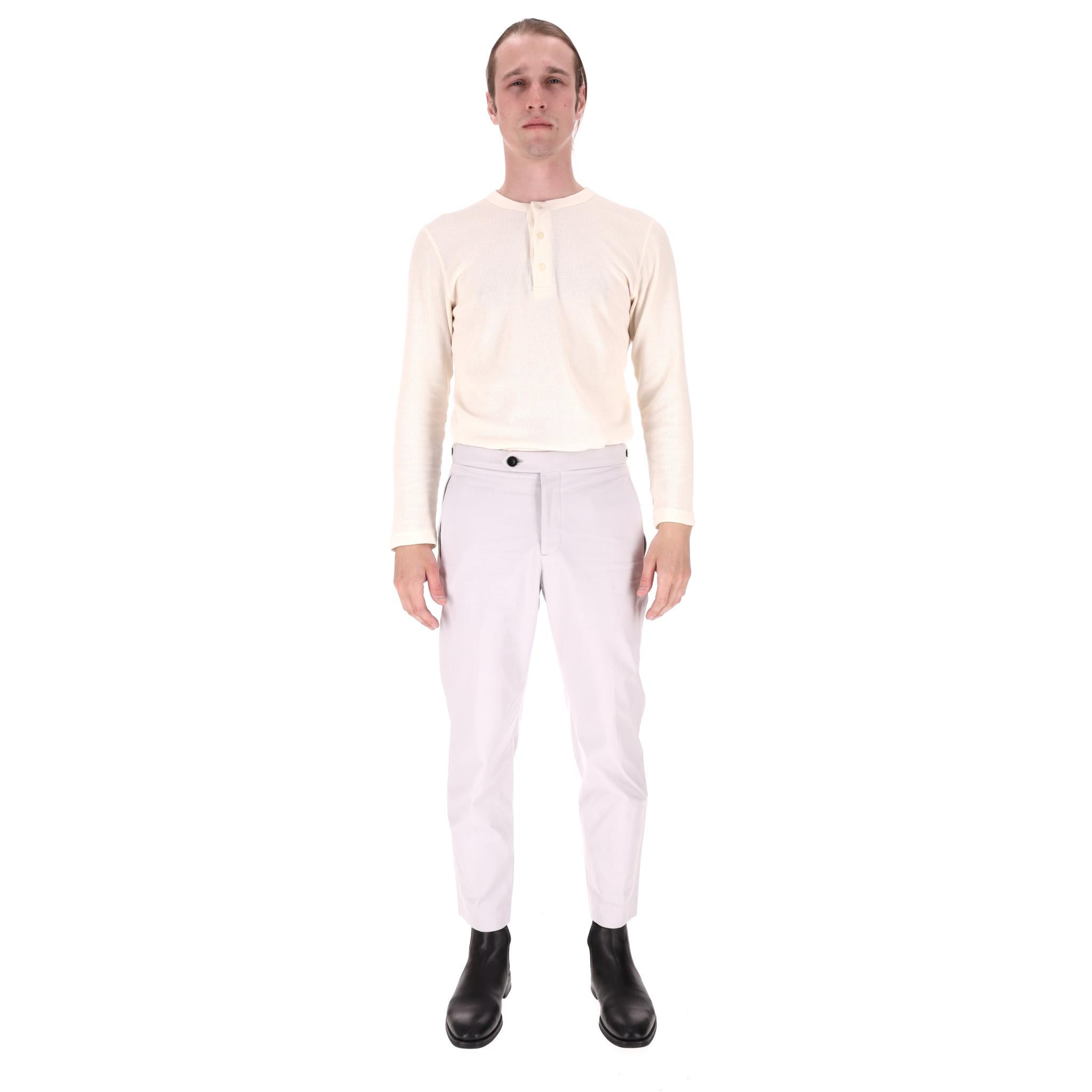 Pantalón Chino de Algodón Slim Fit Mr P.

Pantalón chino gris claro confeccionado en algodón.

Diseñada con pernera estrecha, bolsillos laterales y cierre de cremallera, botón y barra.

Precio aprox. 160

Talla - 30 - S

Estado - Bueno/muy bueno